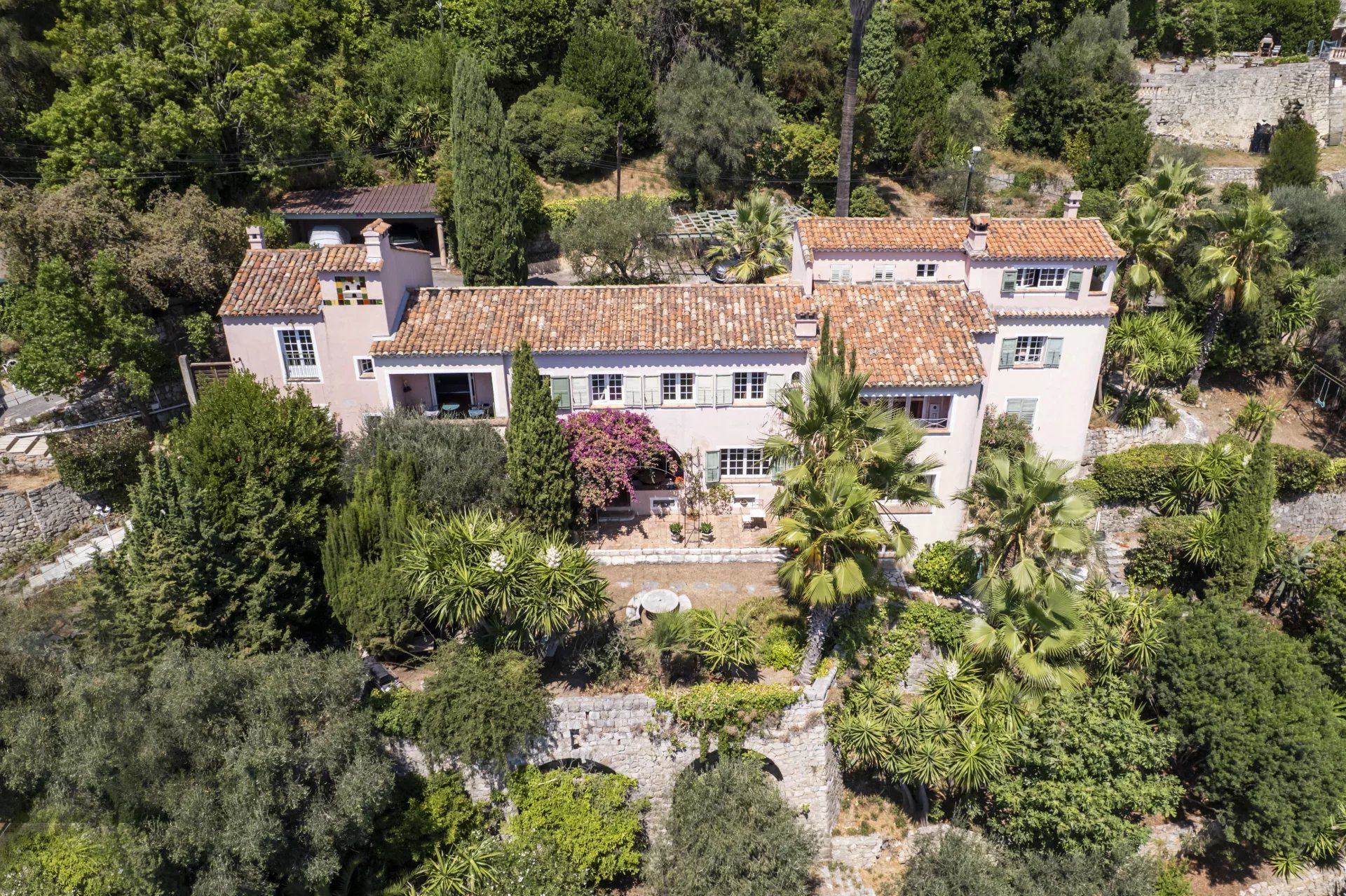 villa 10 Rooms for sale on Grasse (06130)