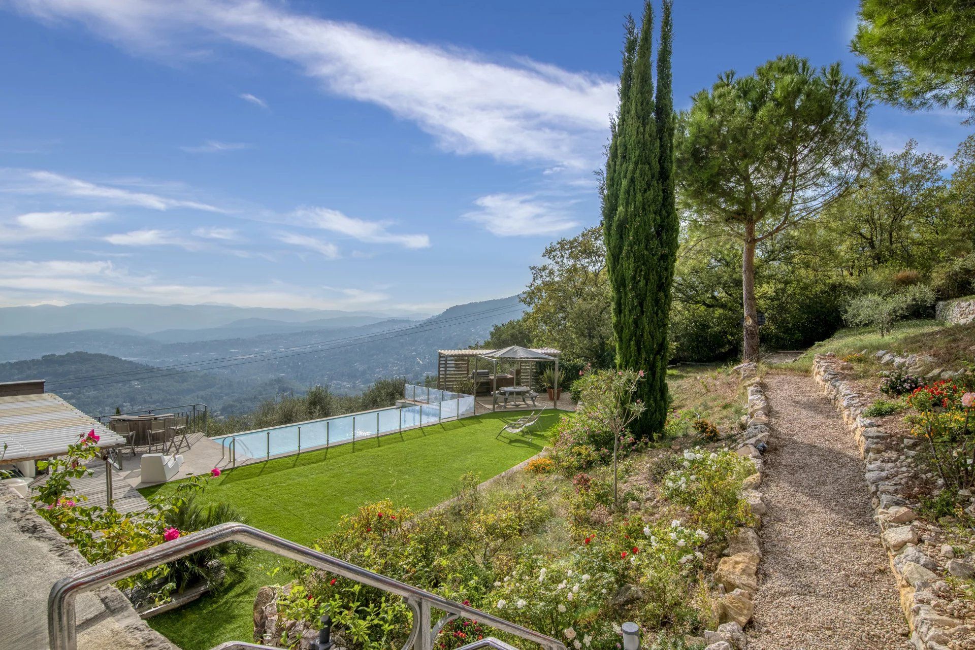 villa 7 Rooms for sale on Châteauneuf-Grasse (06740)