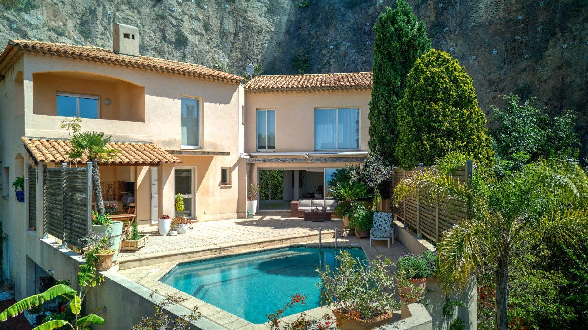 villa 7 Rooms for sale on Nice (06300)