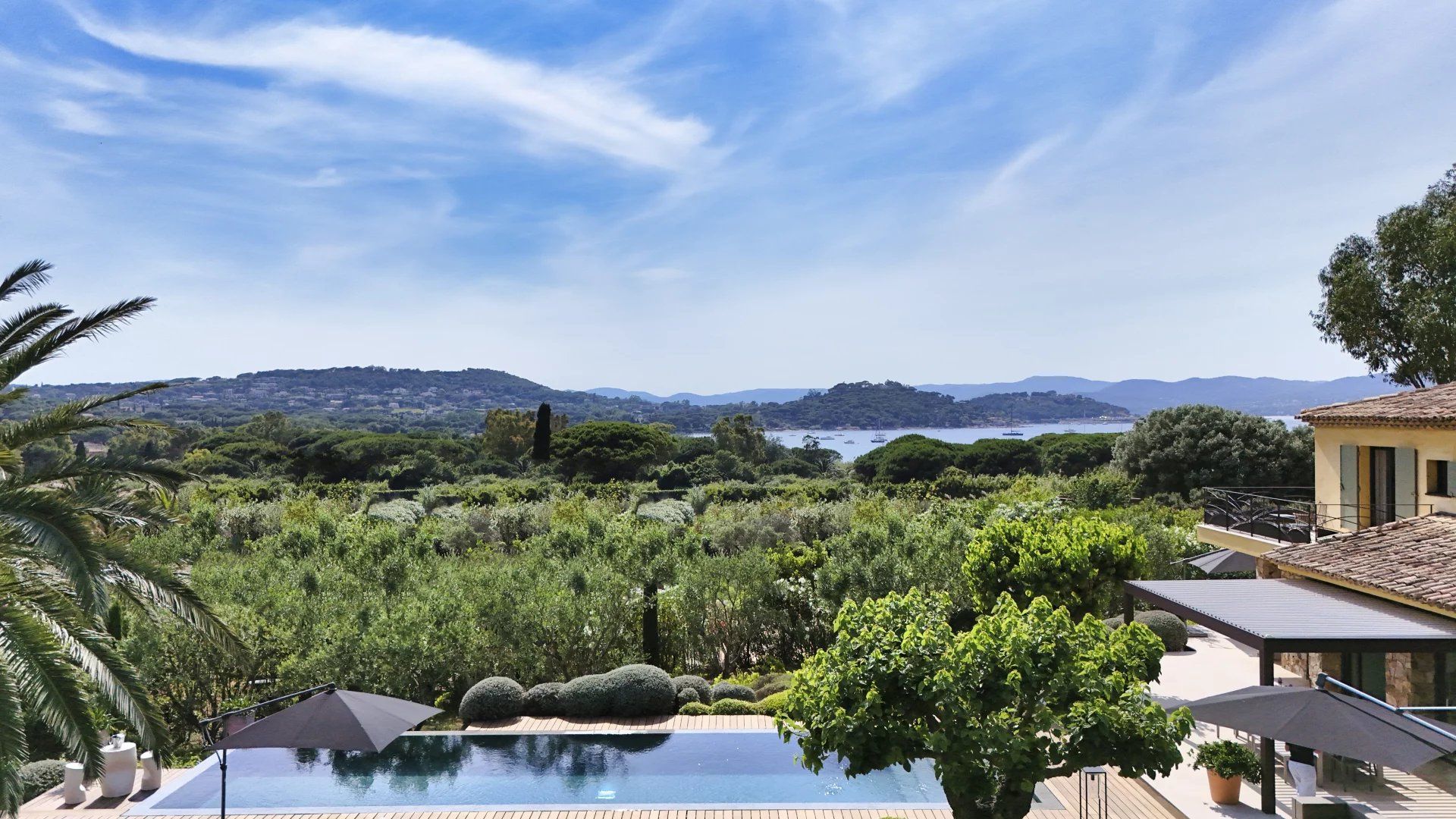 villa 7 Rooms for seasonal rent on Saint-Tropez (83990)