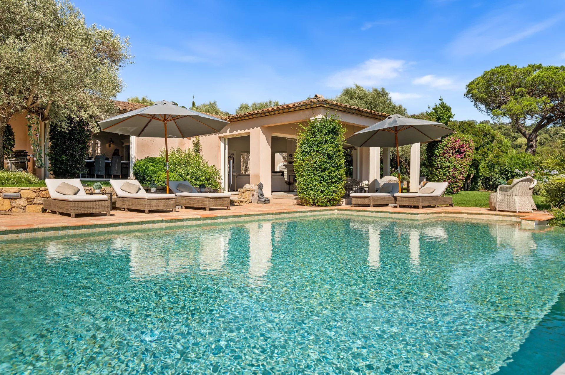 villa 6 Rooms for sale on Gassin (83580)