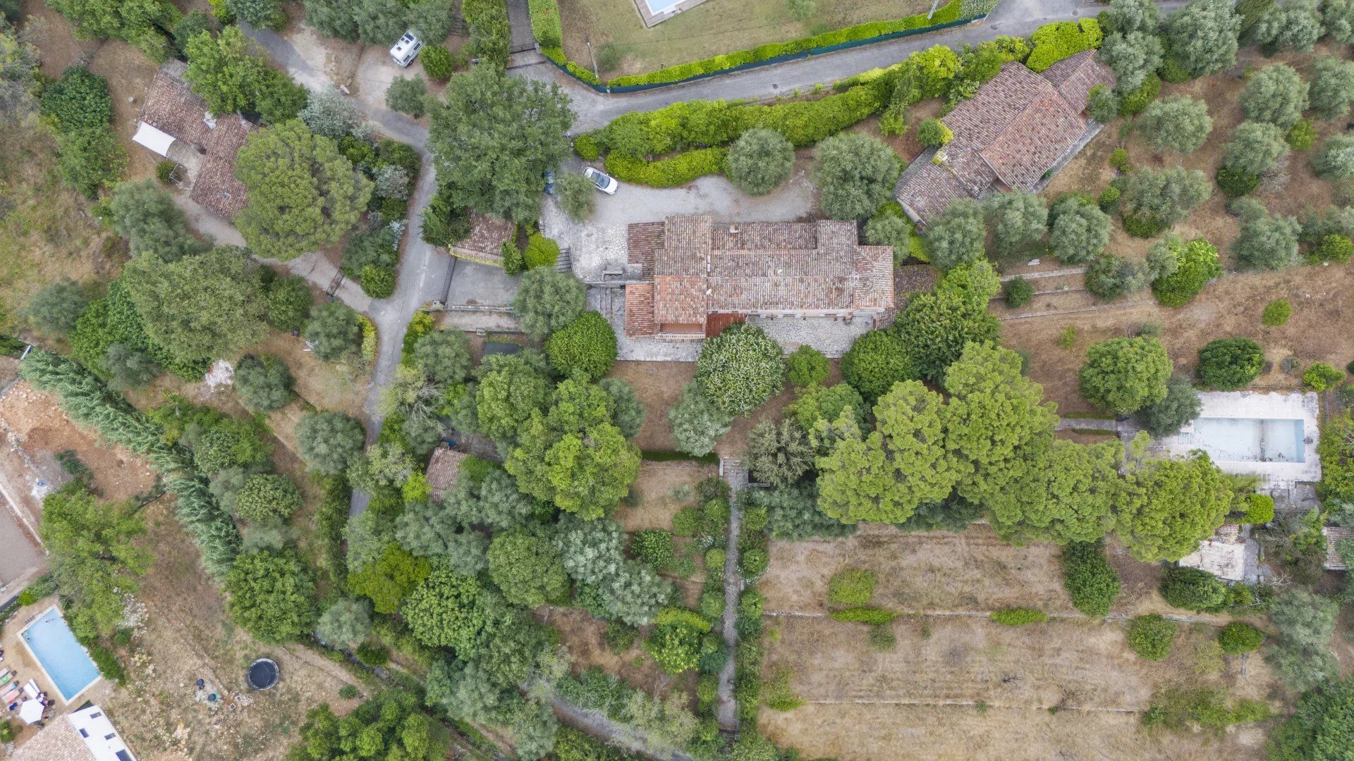 villa 15 Rooms for sale on Grasse (06130)