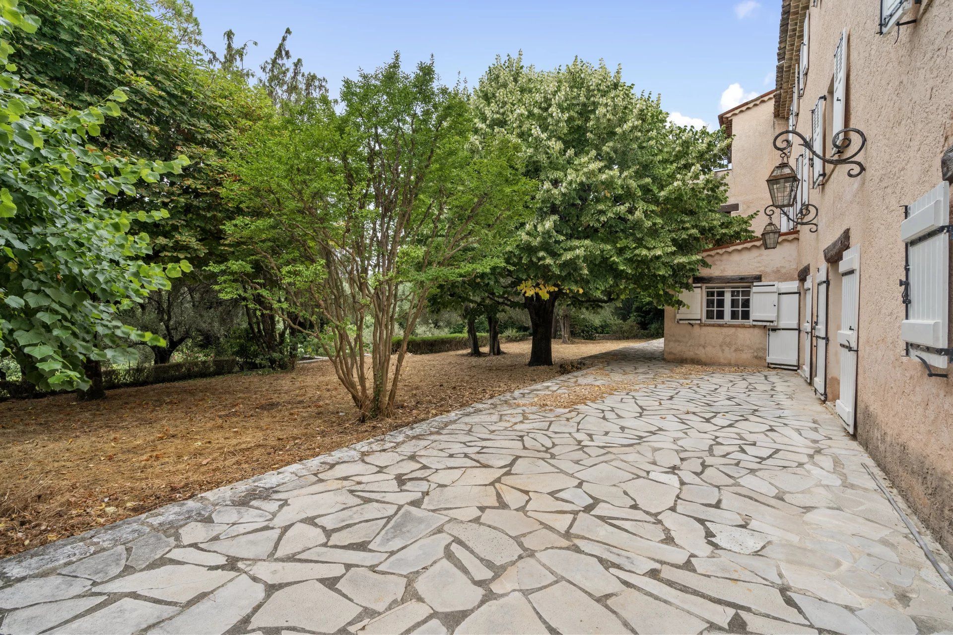 villa 15 Rooms for sale on Grasse (06130)