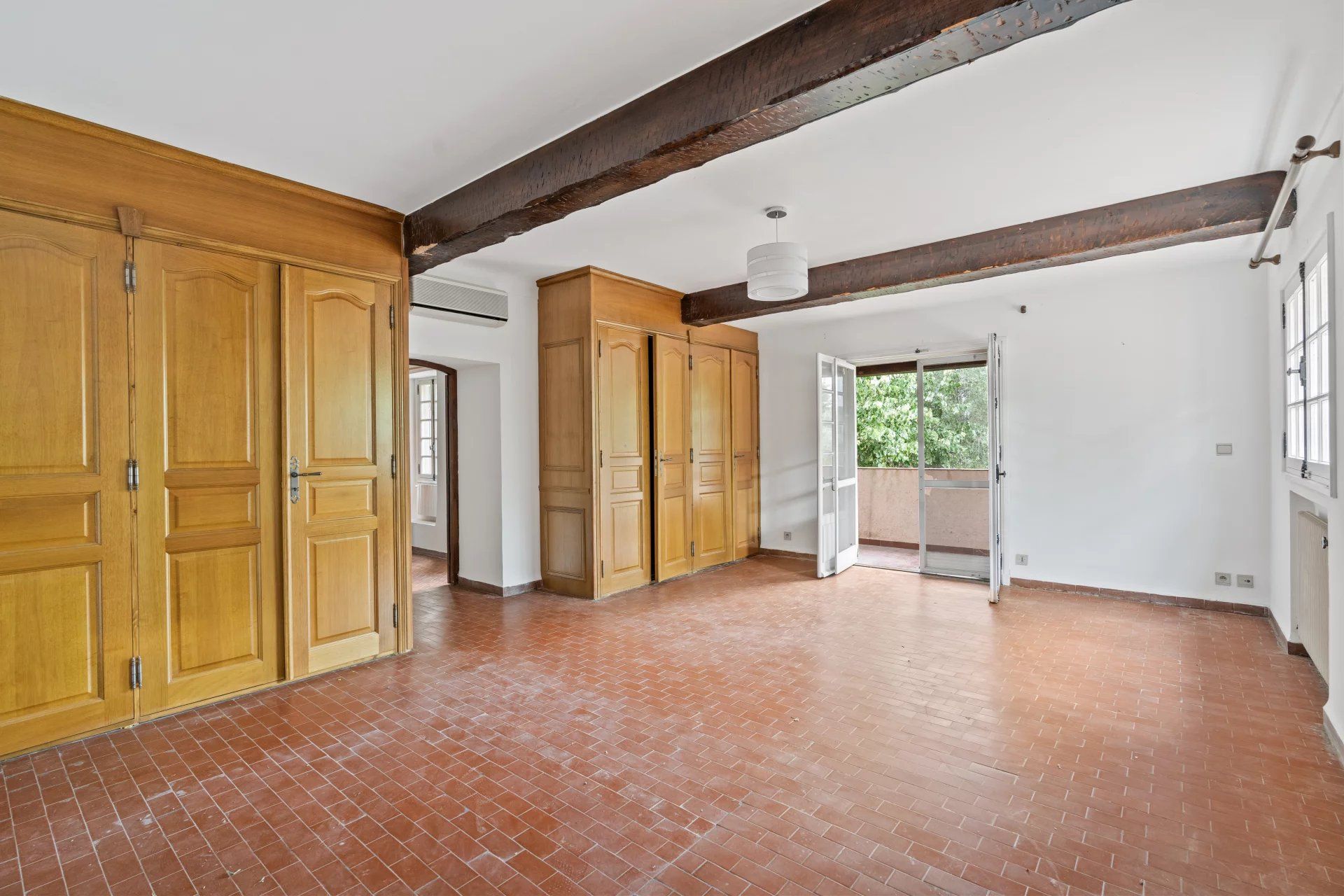 villa 15 Rooms for sale on Grasse (06130)