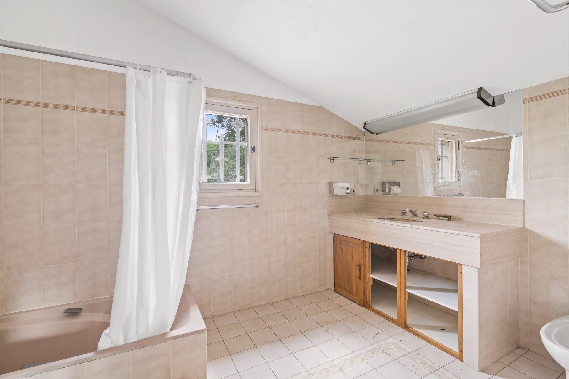 villa 15 Rooms for sale on Grasse (06130)