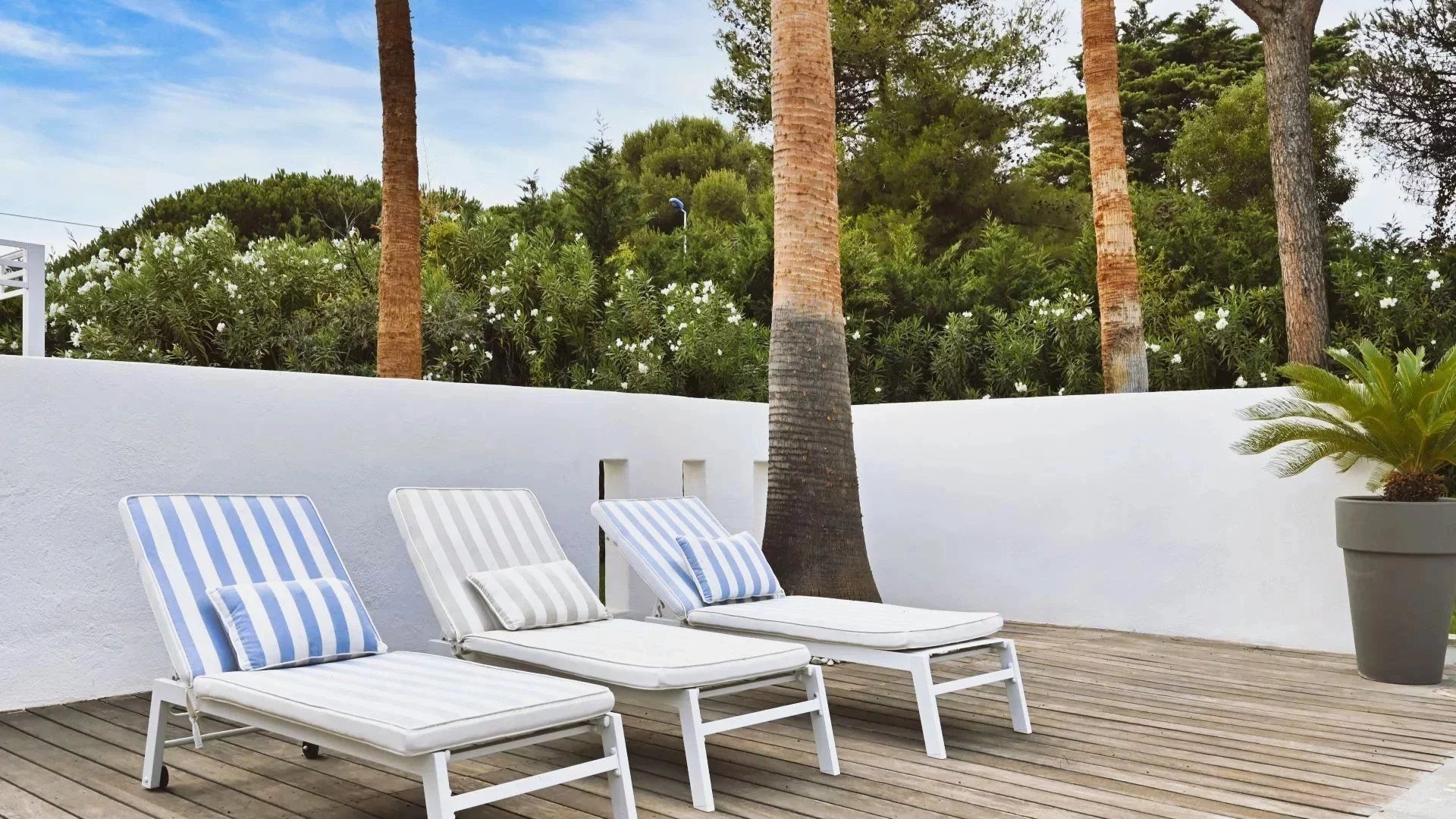 villa 6 Rooms for seasonal rent on Gassin (83580)