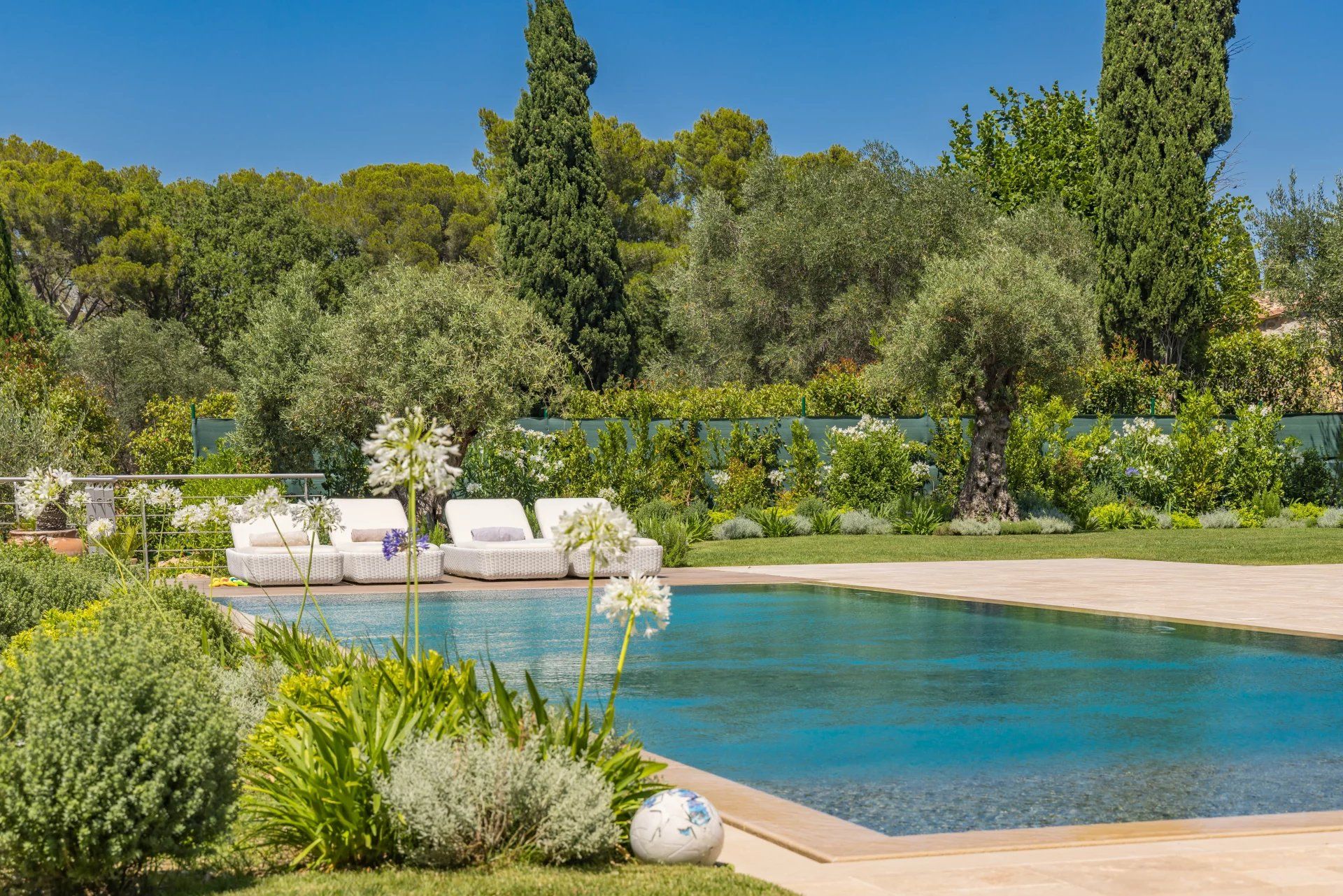 villa 11 Rooms for sale on Mougins (06250)
