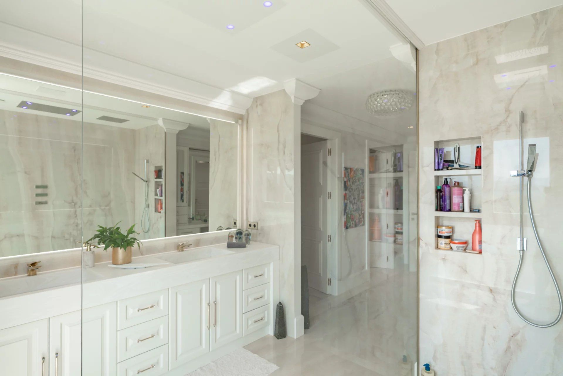 villa 11 Rooms for sale on Mougins (06250)