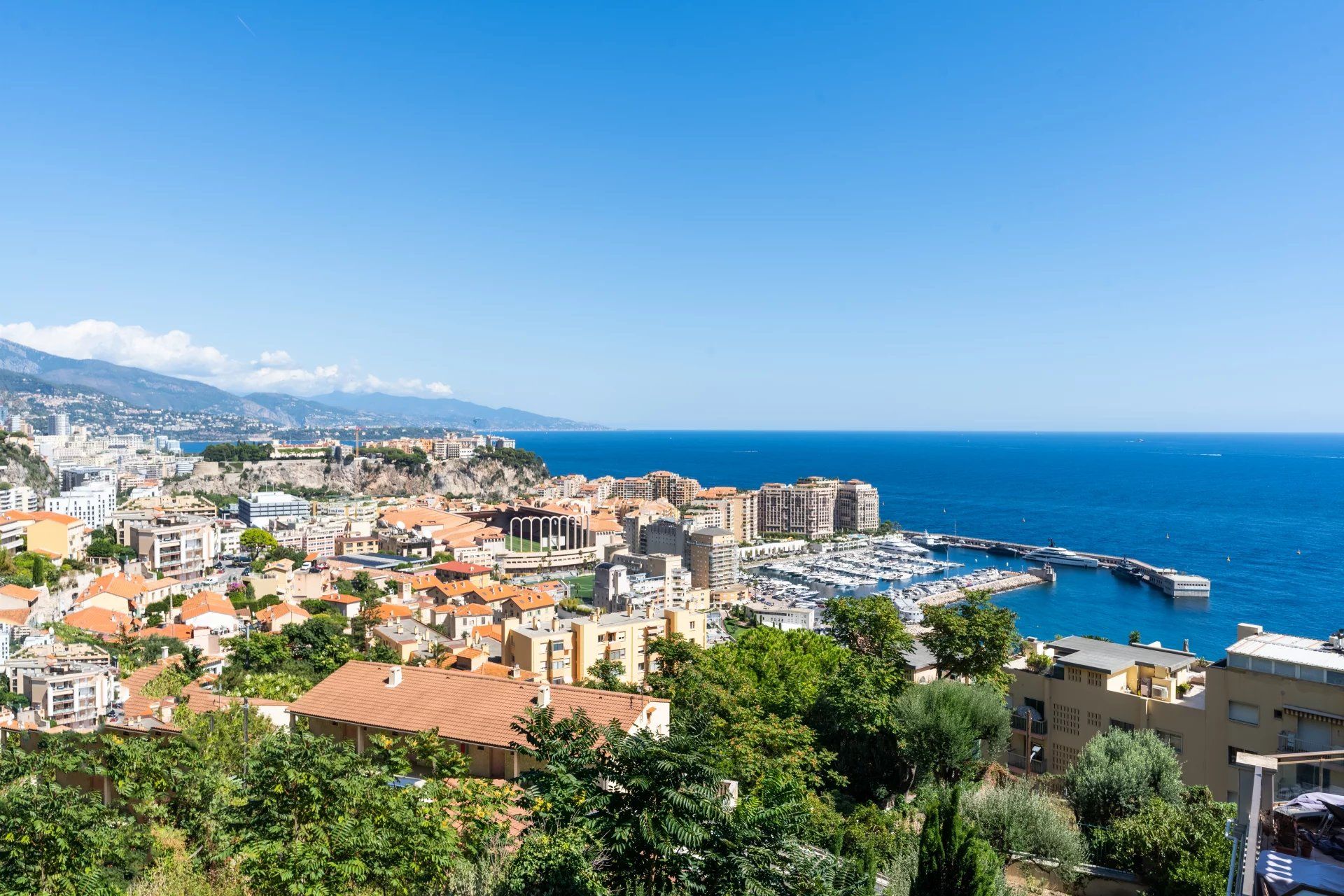 apartment 5 Rooms for sale on Cap-d'Ail (06320)