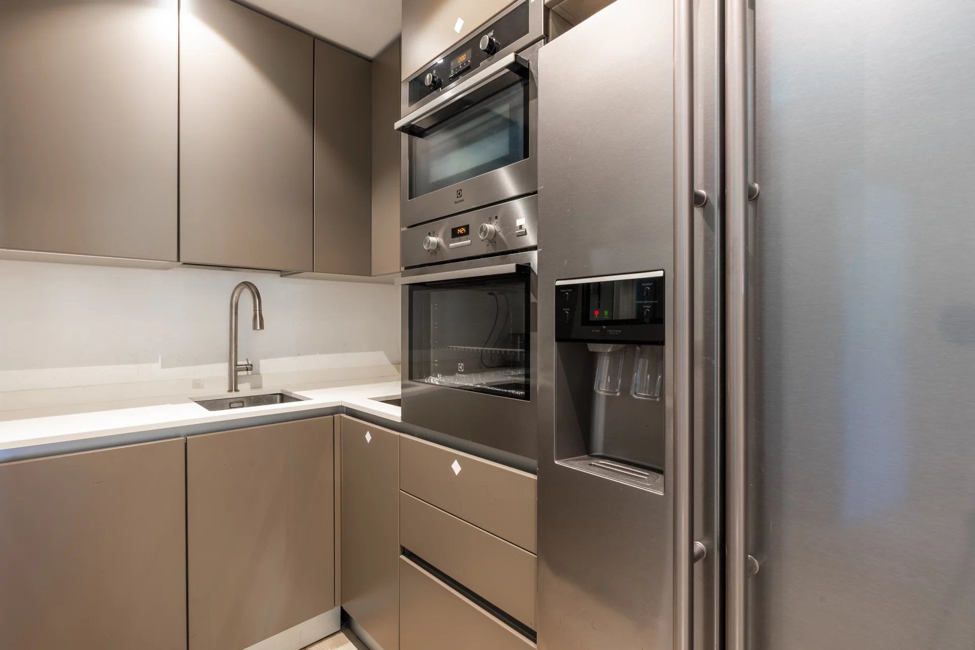 apartment 5 Rooms for sale on Cap-d'Ail (06320)