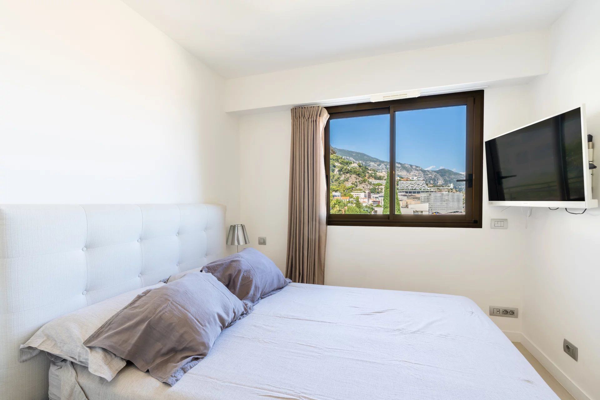 apartment 5 Rooms for sale on Cap-d'Ail (06320)