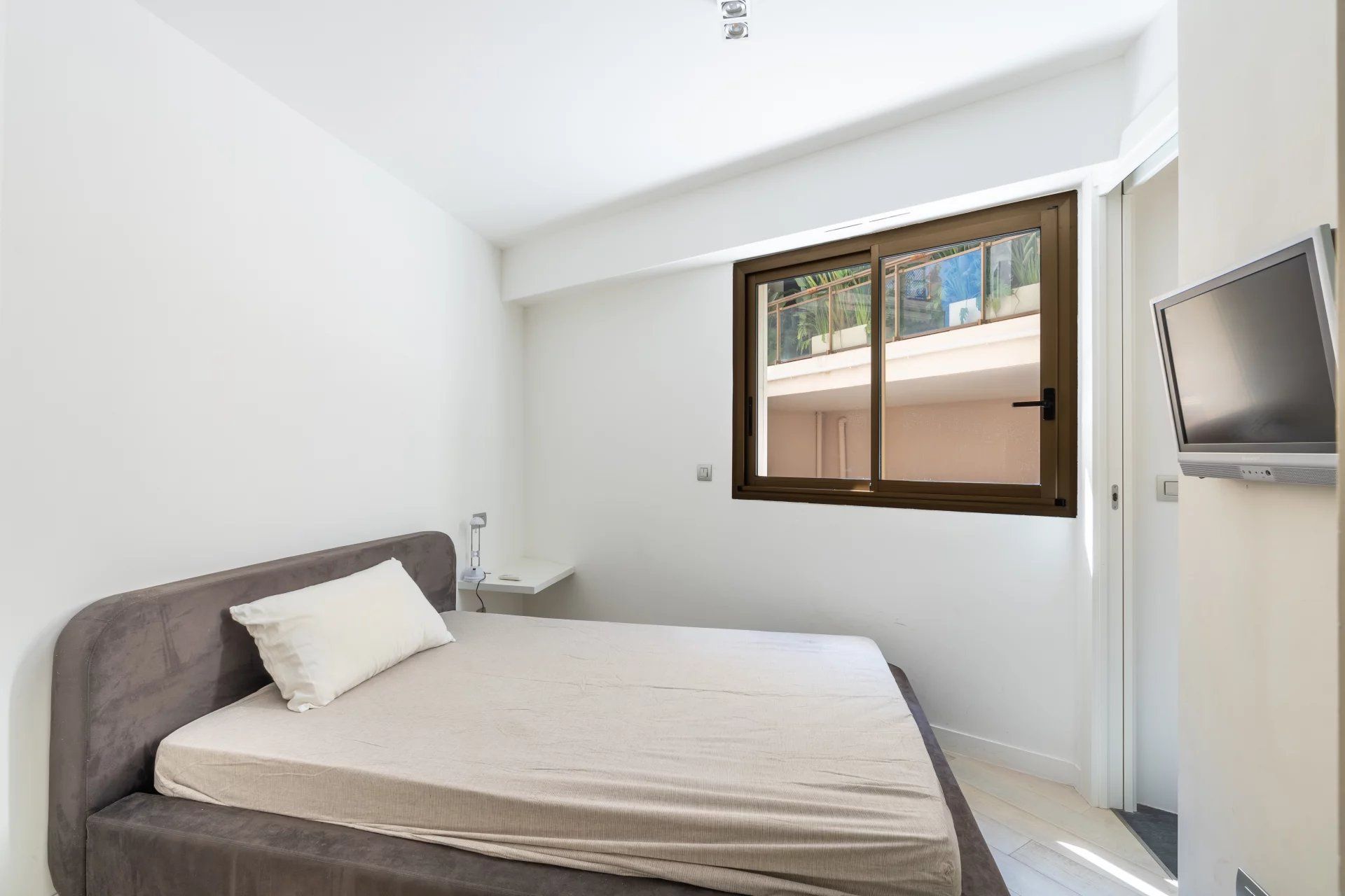 apartment 5 Rooms for sale on Cap-d'Ail (06320)