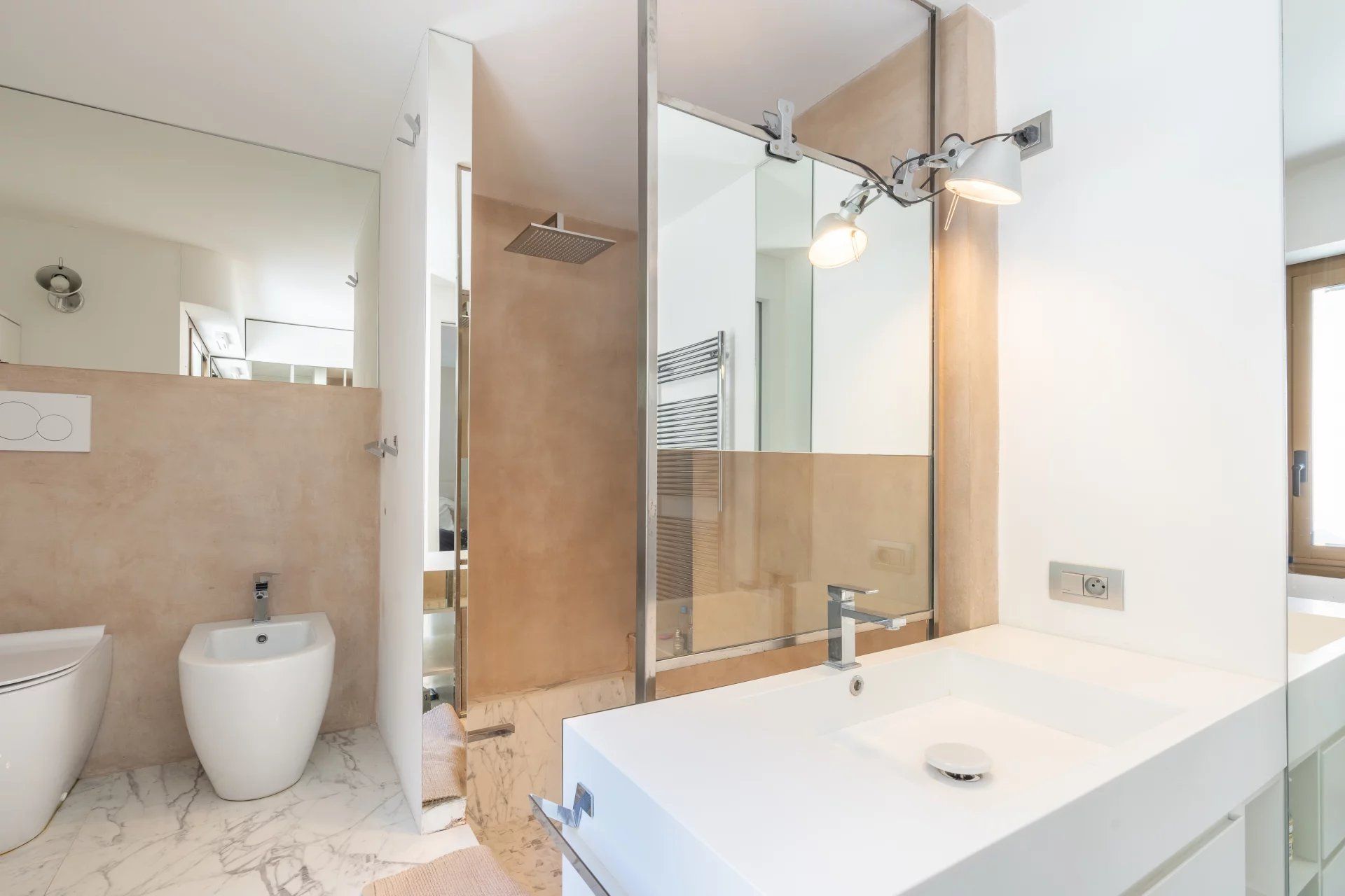 apartment 5 Rooms for sale on Cap-d'Ail (06320)