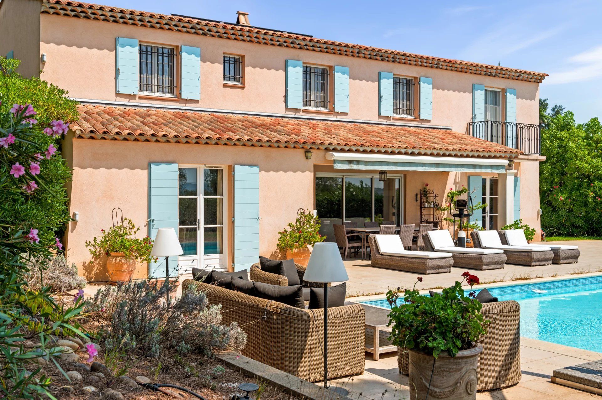 villa 5 Rooms for sale on Grimaud (83310)