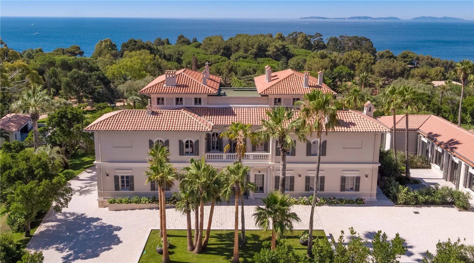 villa 12 Rooms for seasonal rent on La Croix-Valmer (83420)