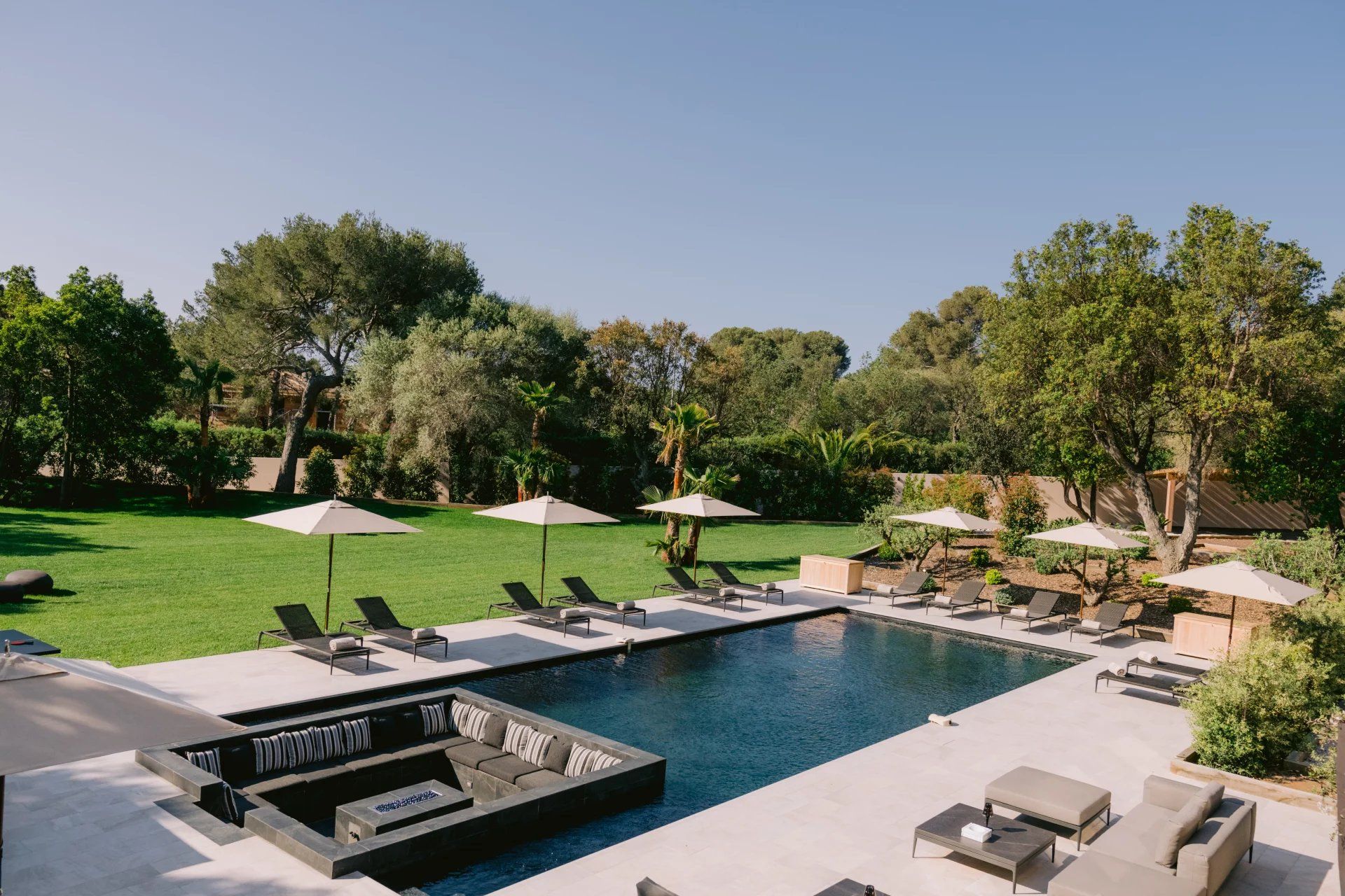 villa 8 Rooms for seasonal rent on La Croix-Valmer (83420)