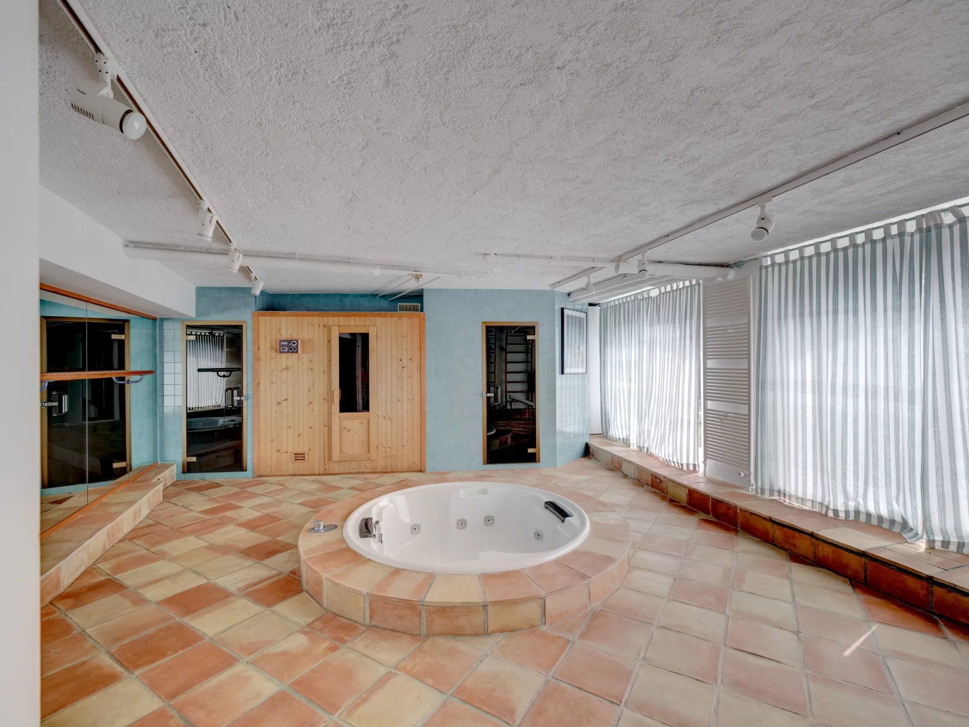 villa 6 Rooms for sale on Èze (06360)