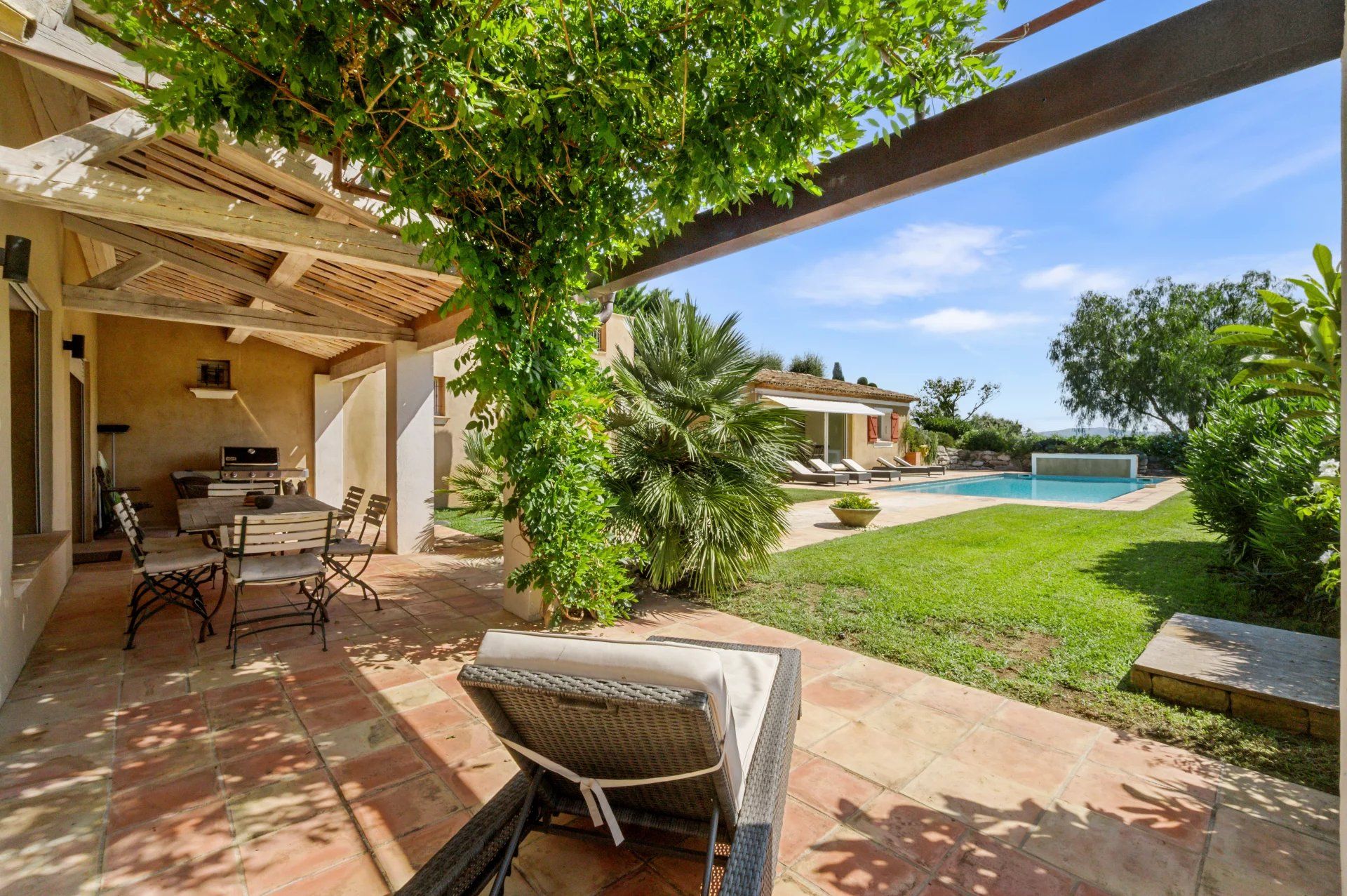 villa 6 Rooms for sale on Grimaud (83310)
