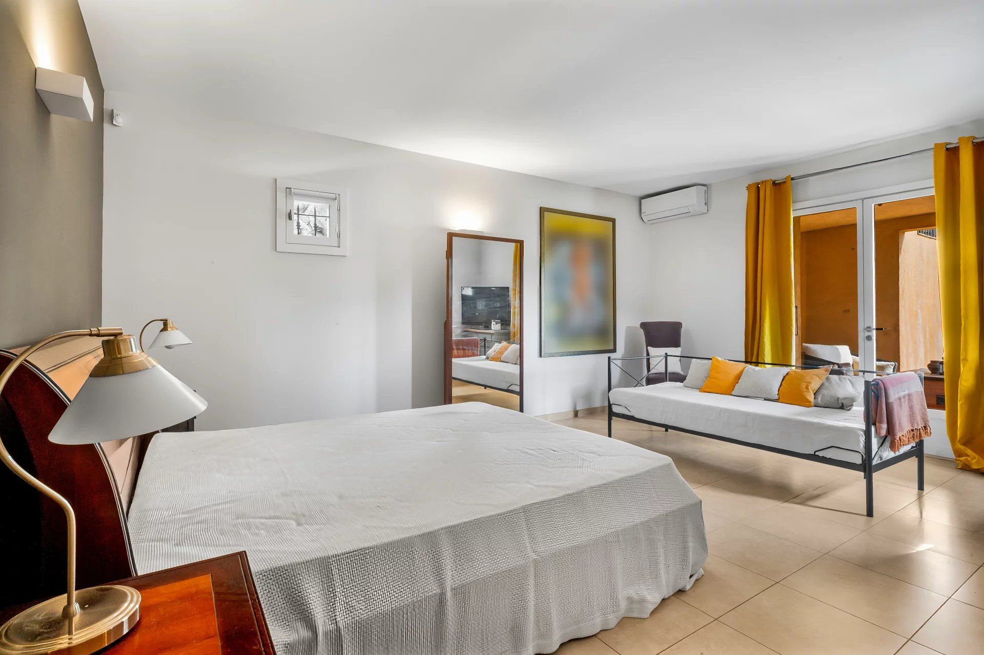 villa 6 Rooms for sale on Grimaud (83310)