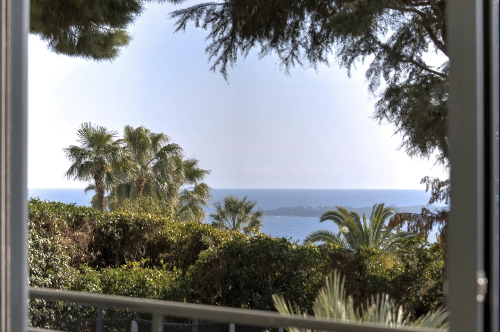 villa 10 Rooms for sale on Cannes (06400)