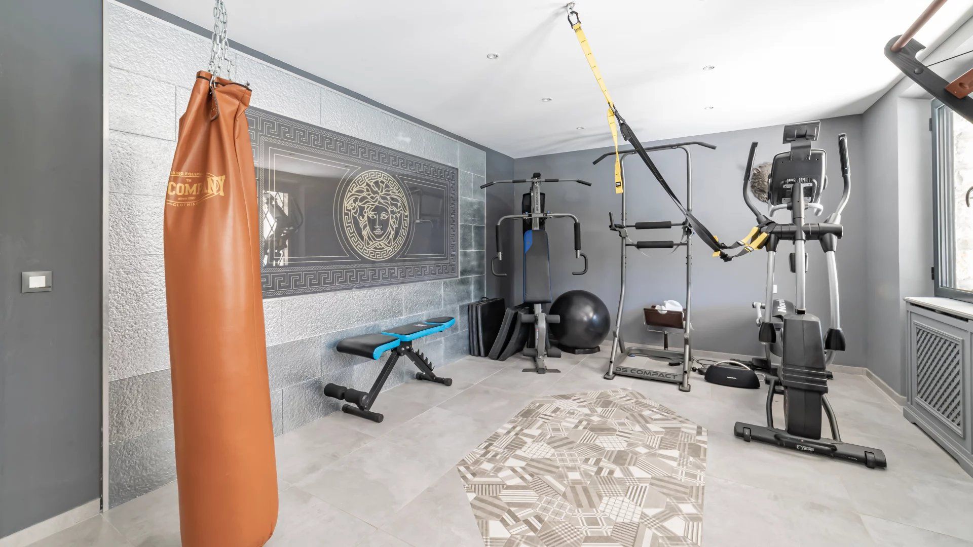 villa 10 Rooms for sale on Cannes (06400)