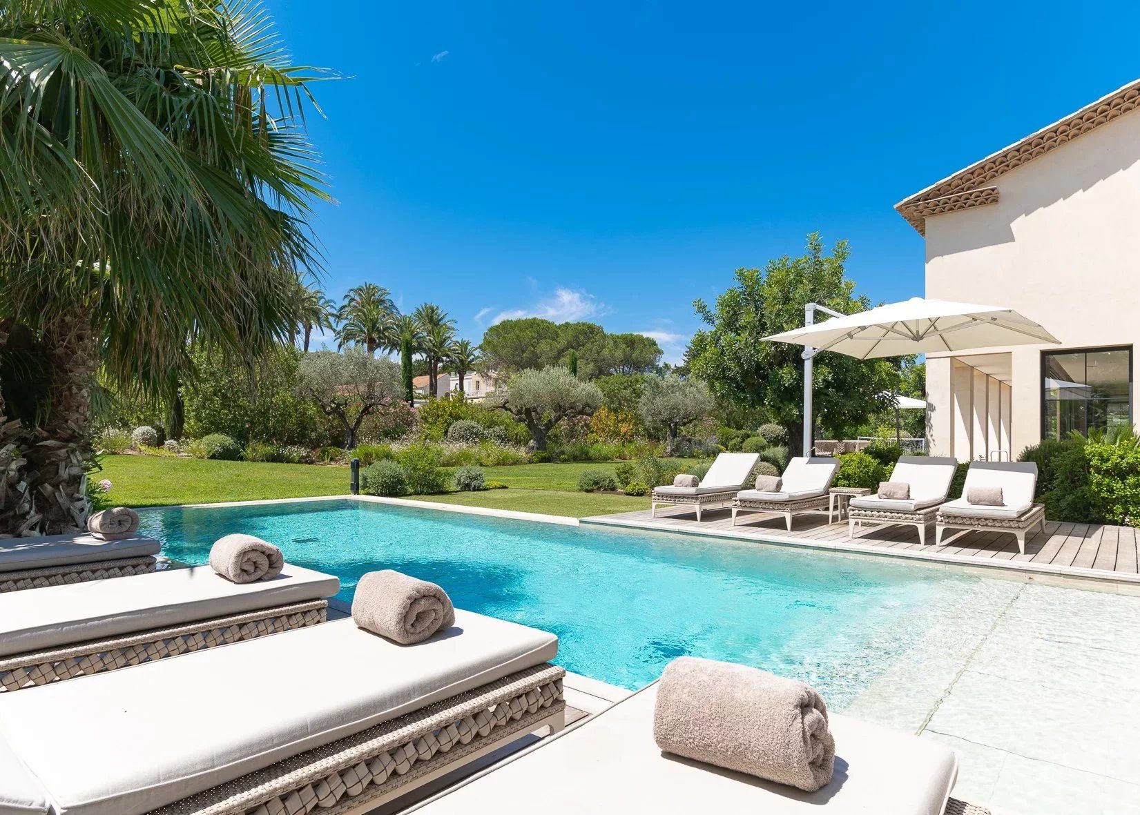 villa 7 Rooms for seasonal rent on Saint-Tropez (83990)