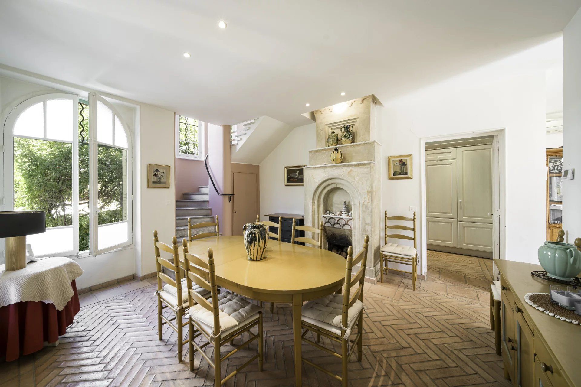 villa 10 Rooms for sale on Antibes (06160)