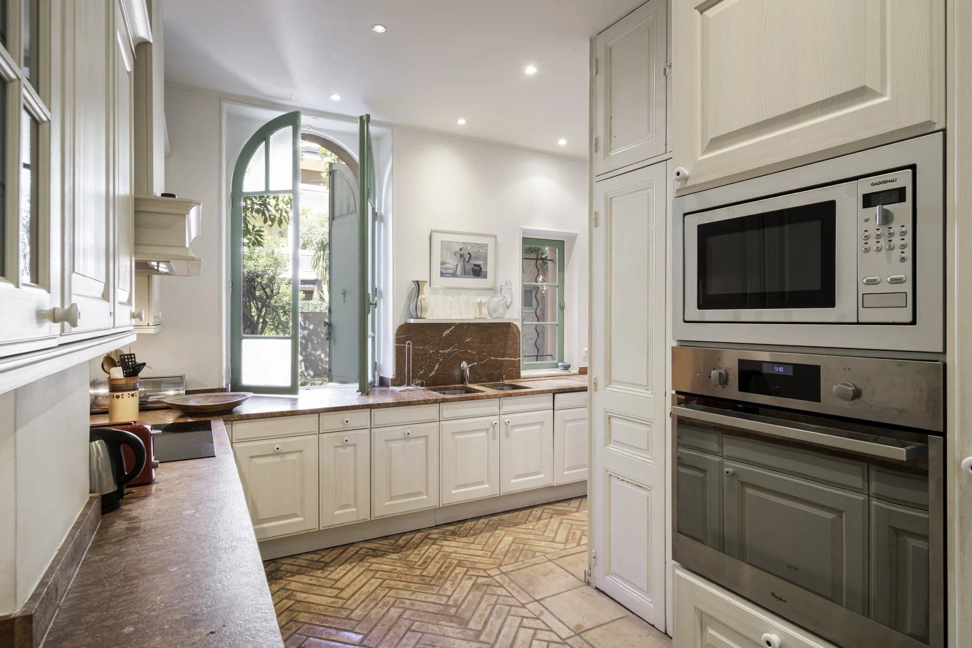 villa 10 Rooms for sale on Antibes (06160)