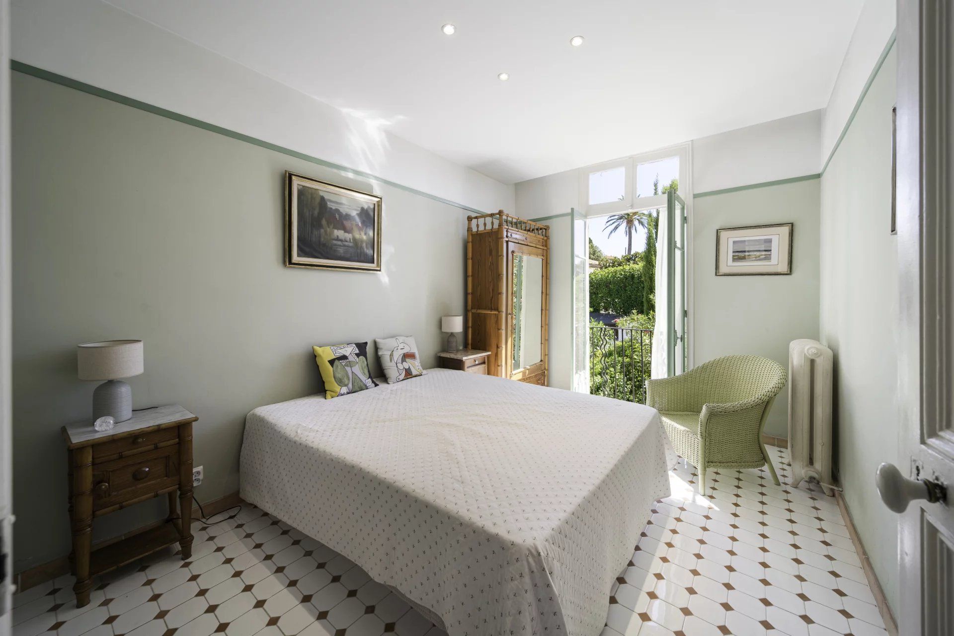 villa 10 Rooms for sale on Antibes (06160)