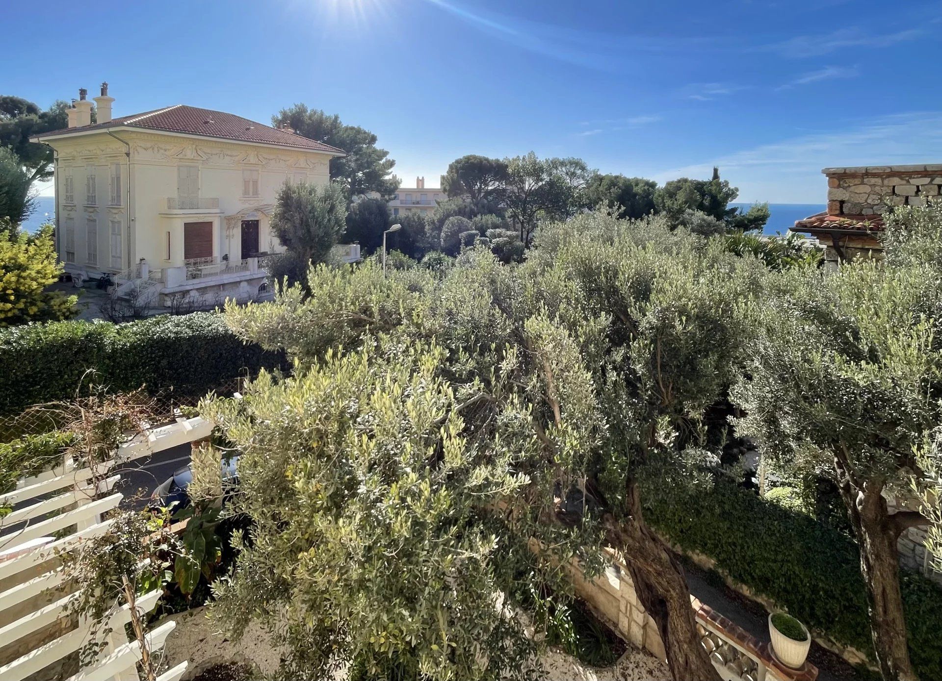 apartment 5 Rooms for sale on Cap-d'Ail (06320)