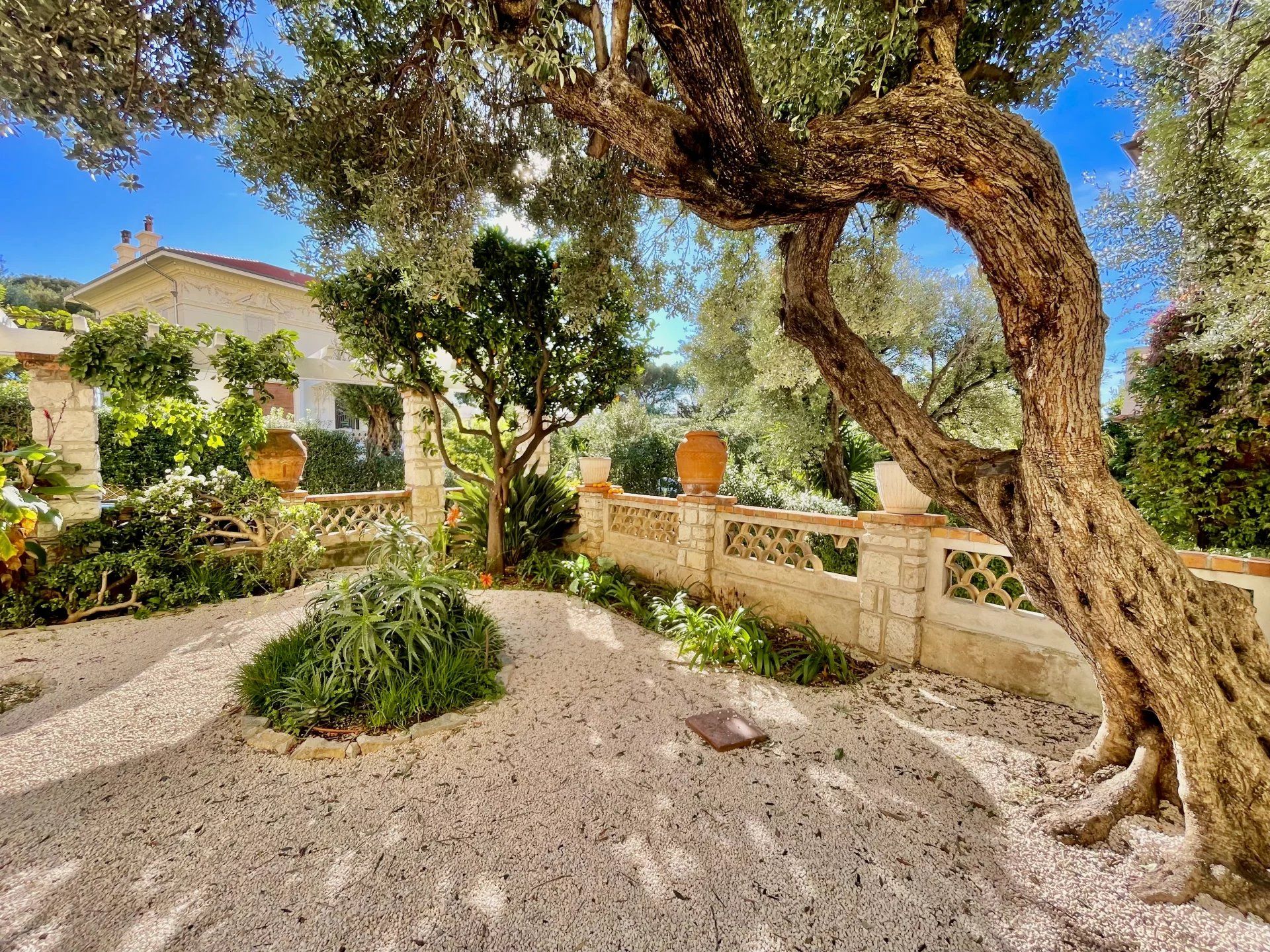 apartment 5 Rooms for sale on Cap-d'Ail (06320)