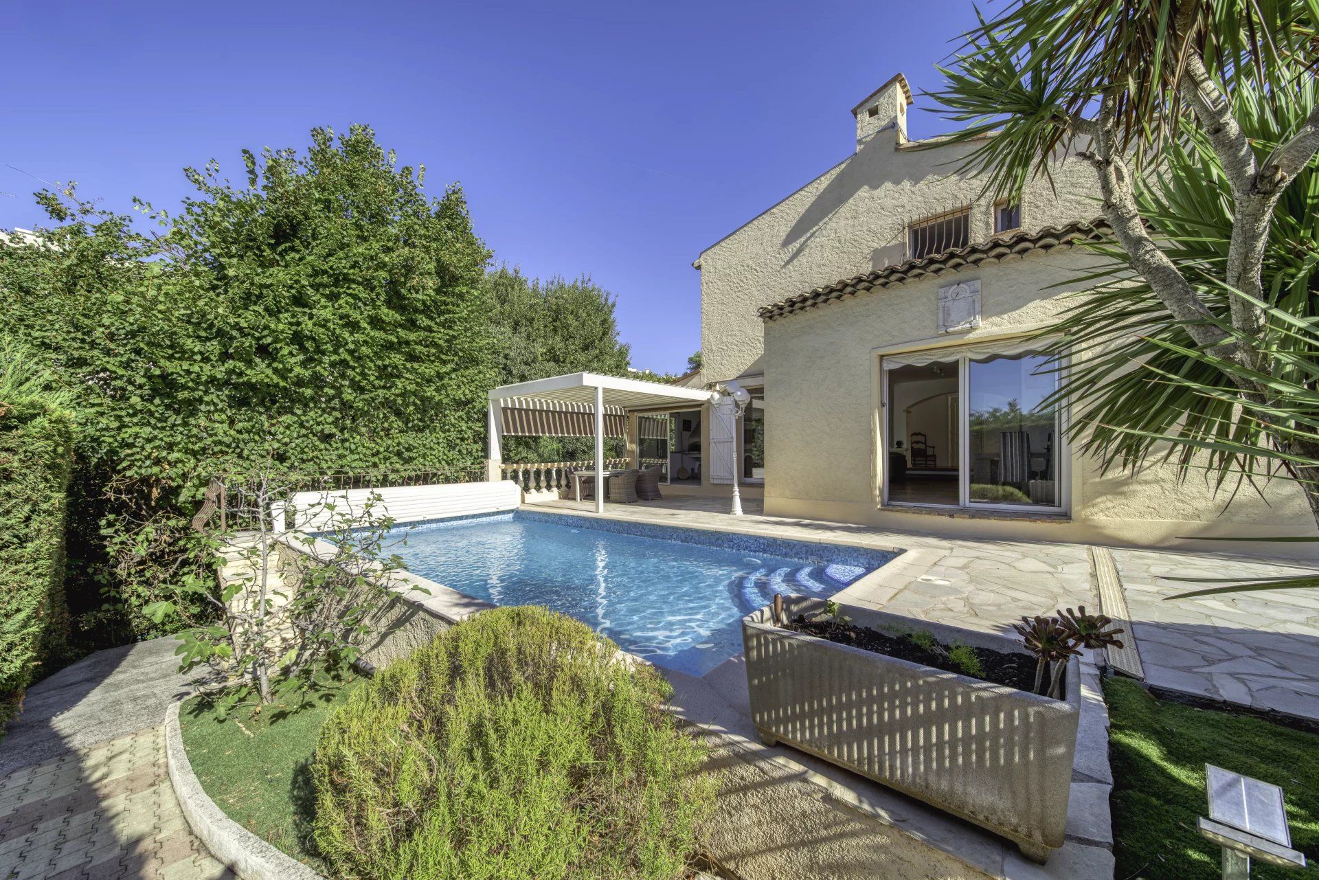 villa 6 Rooms for sale on Antibes (06600)