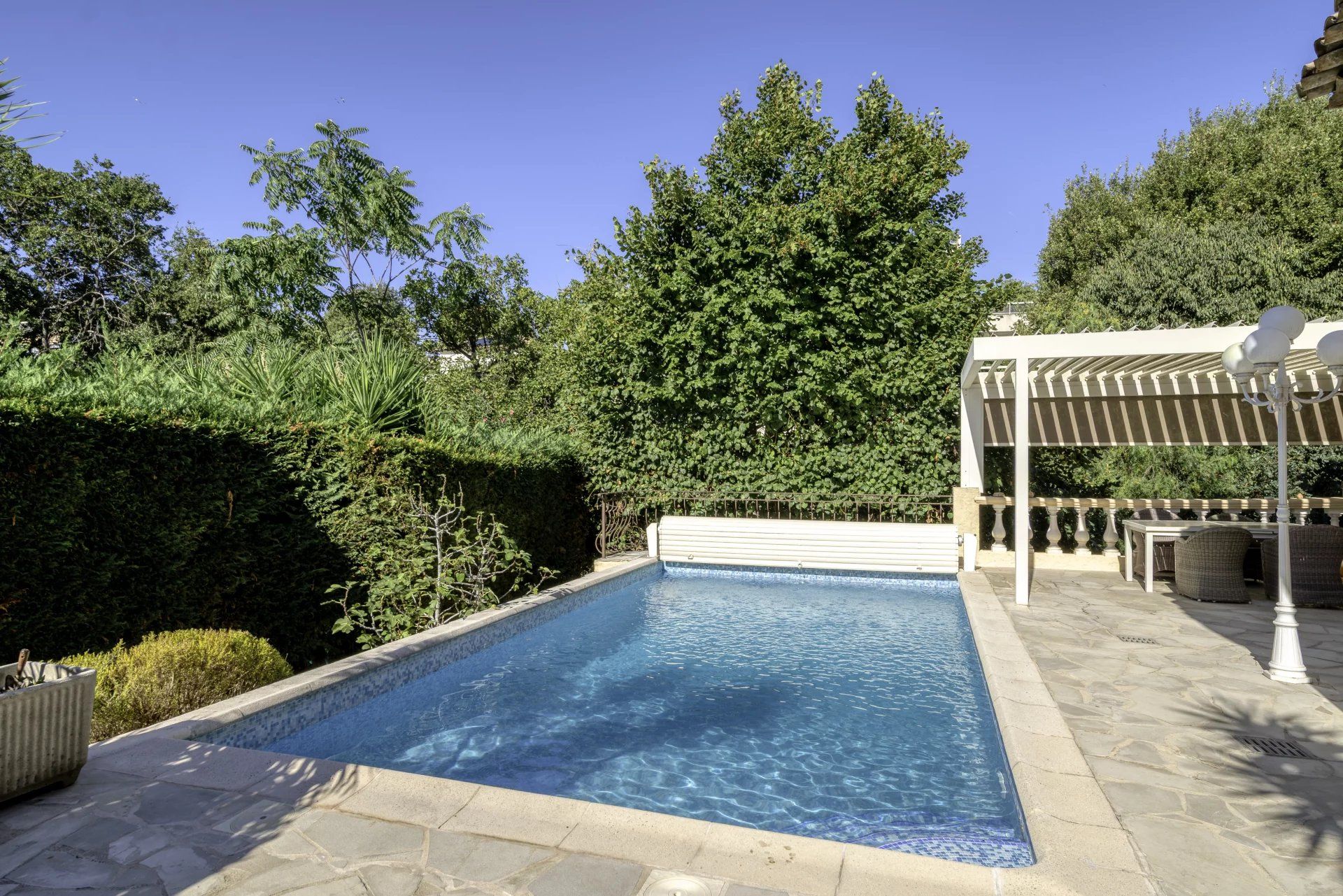 villa 6 Rooms for sale on Antibes (06600)