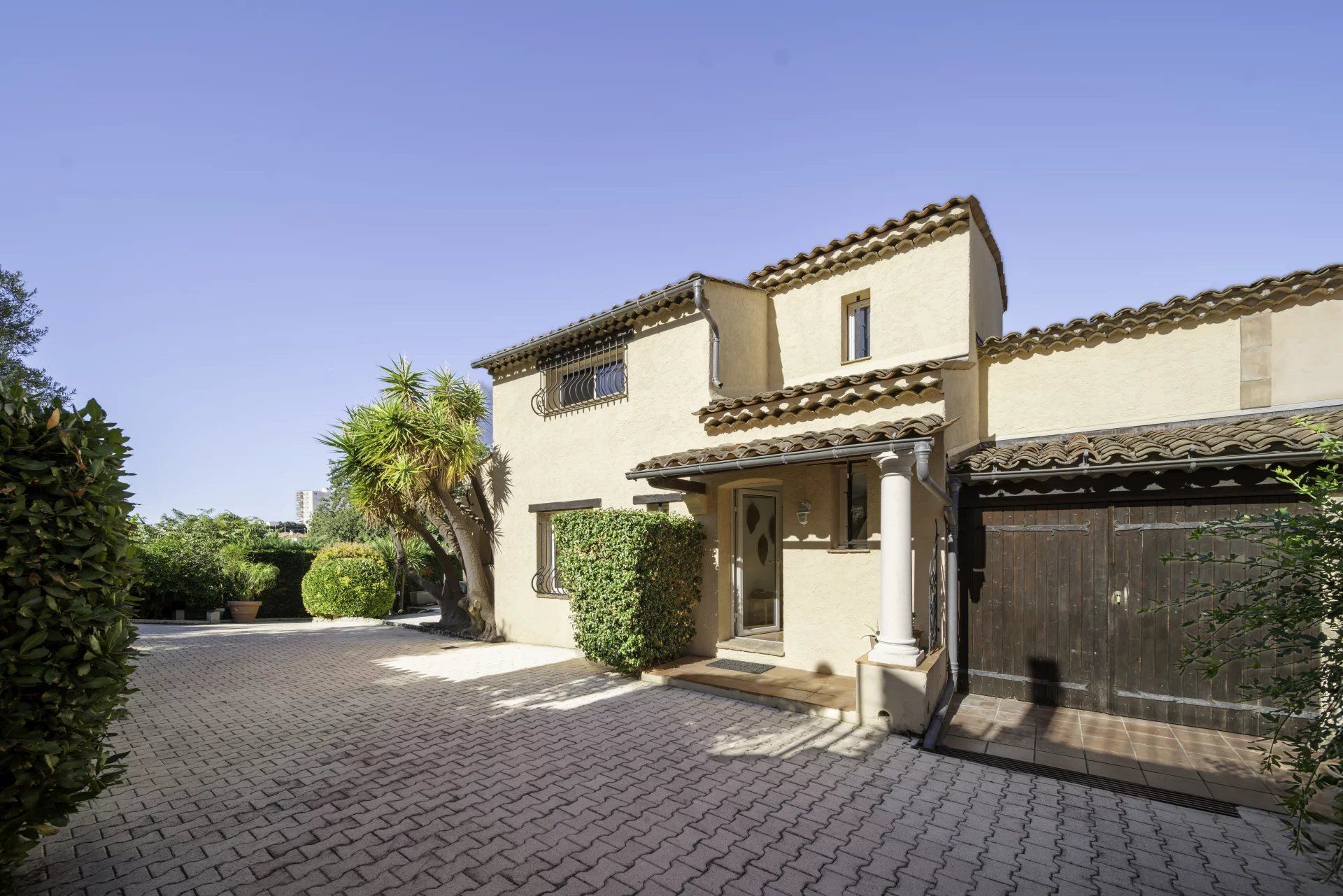 villa 6 Rooms for sale on Antibes (06600)