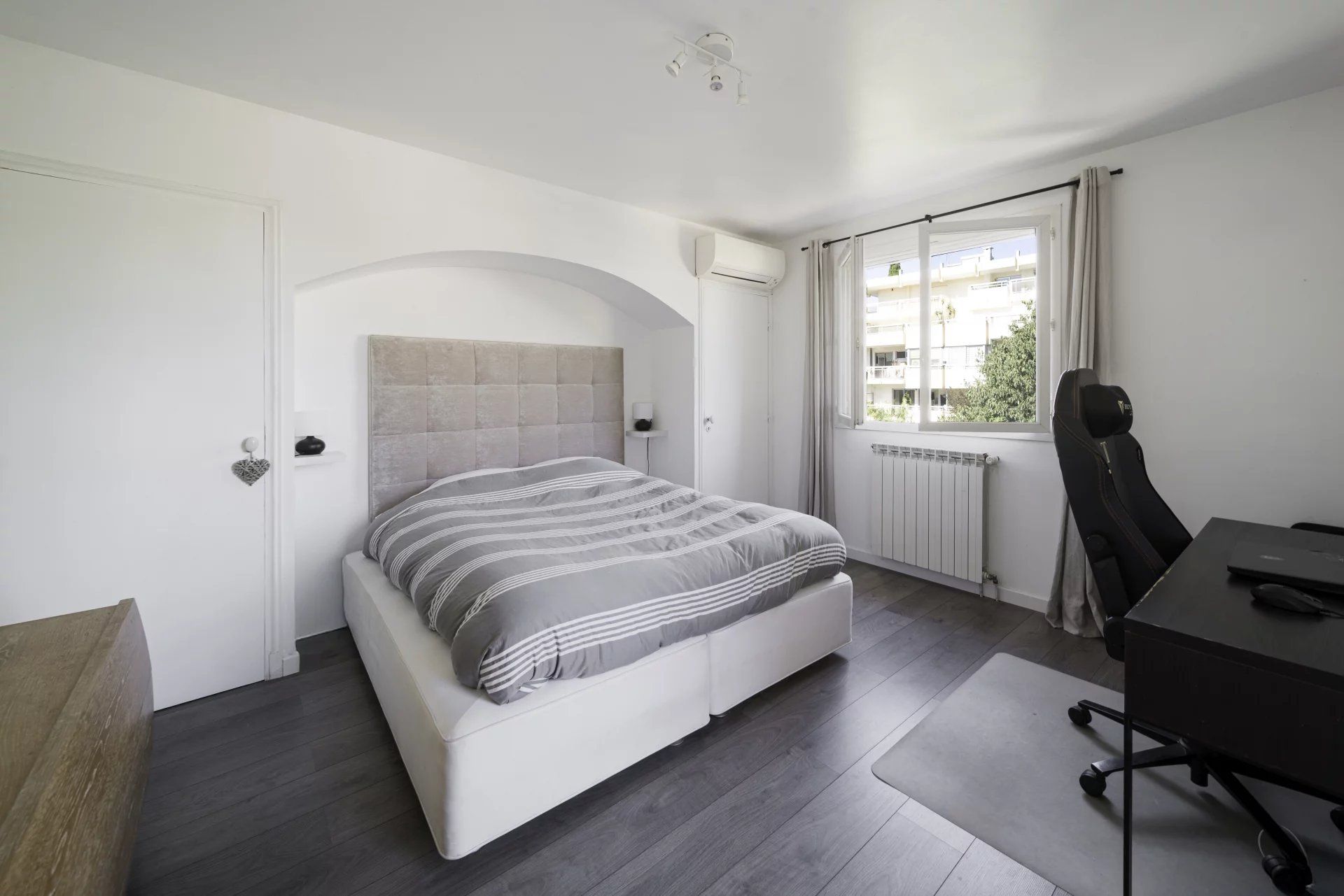 villa 6 Rooms for sale on Antibes (06600)