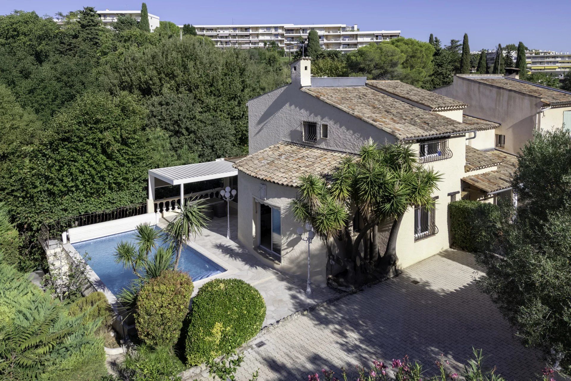 villa 6 Rooms for sale on Antibes (06600)