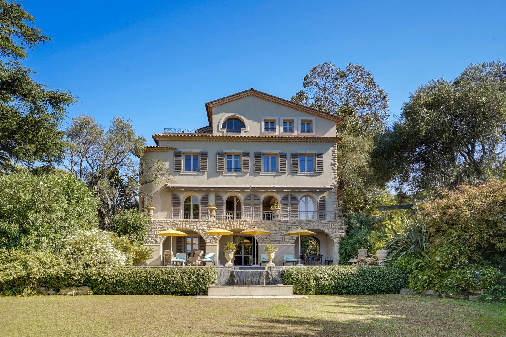 villa 6 Rooms for sale on Antibes (06160)