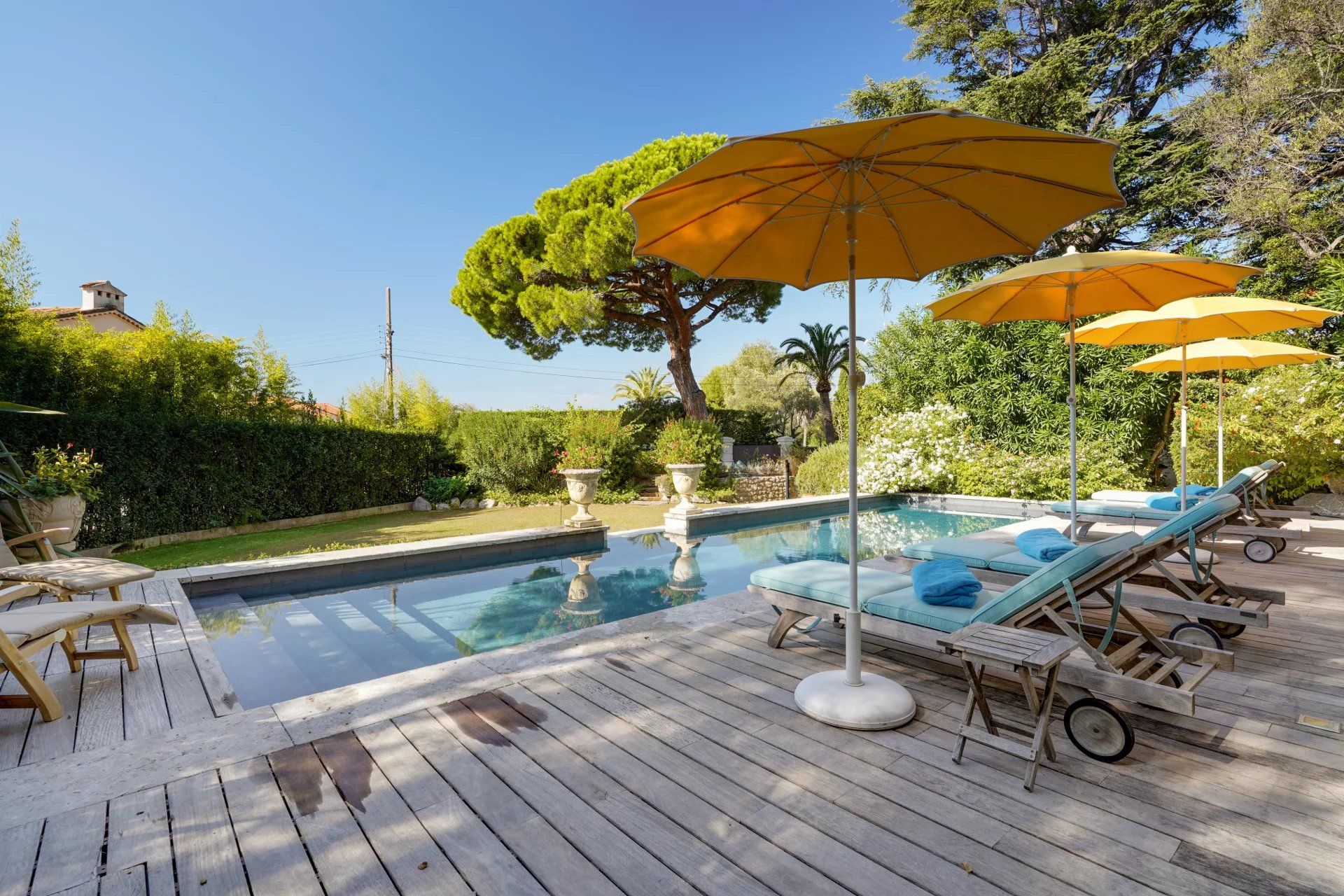villa 6 Rooms for sale on Antibes (06160)