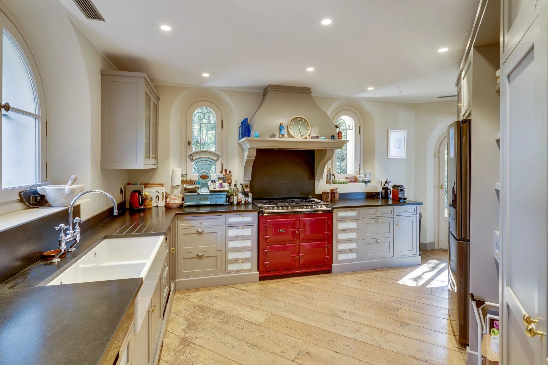 villa 6 Rooms for sale on Antibes (06160)