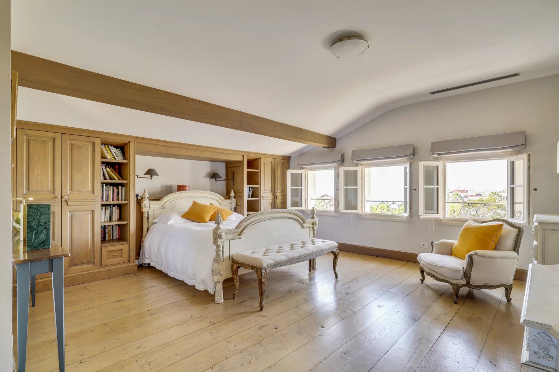 villa 6 Rooms for sale on Antibes (06160)