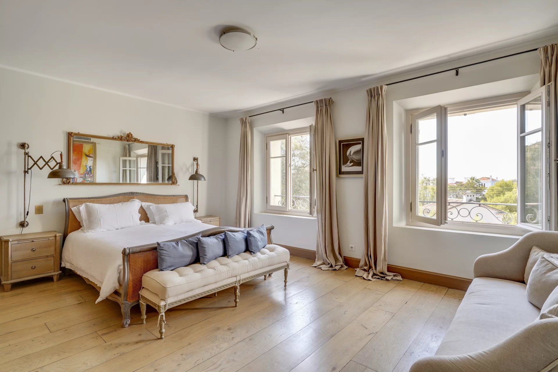 villa 6 Rooms for sale on Antibes (06160)