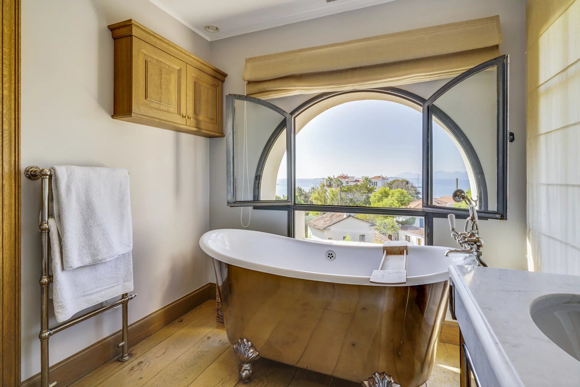 villa 6 Rooms for sale on Antibes (06160)