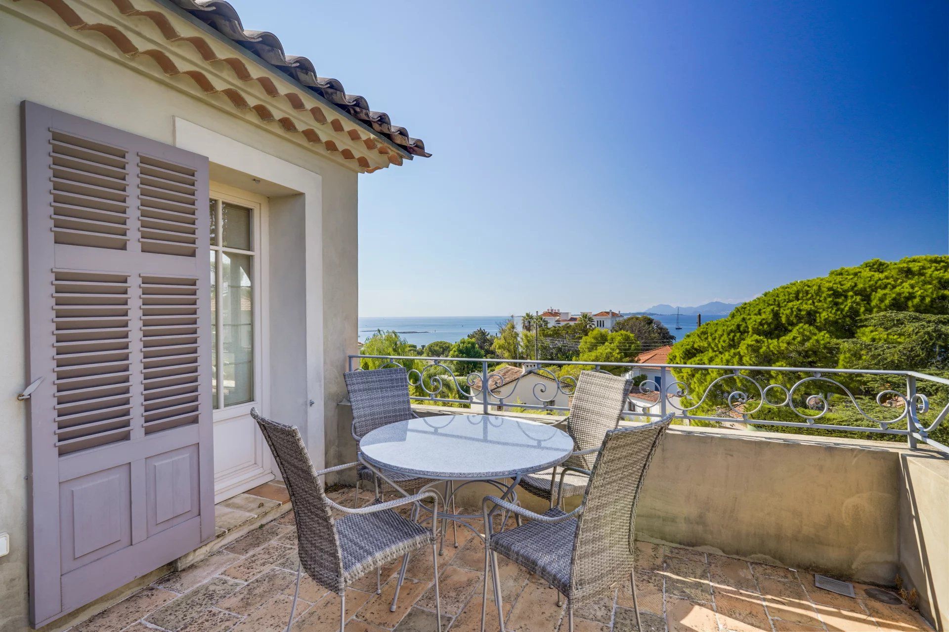 villa 6 Rooms for sale on Antibes (06160)