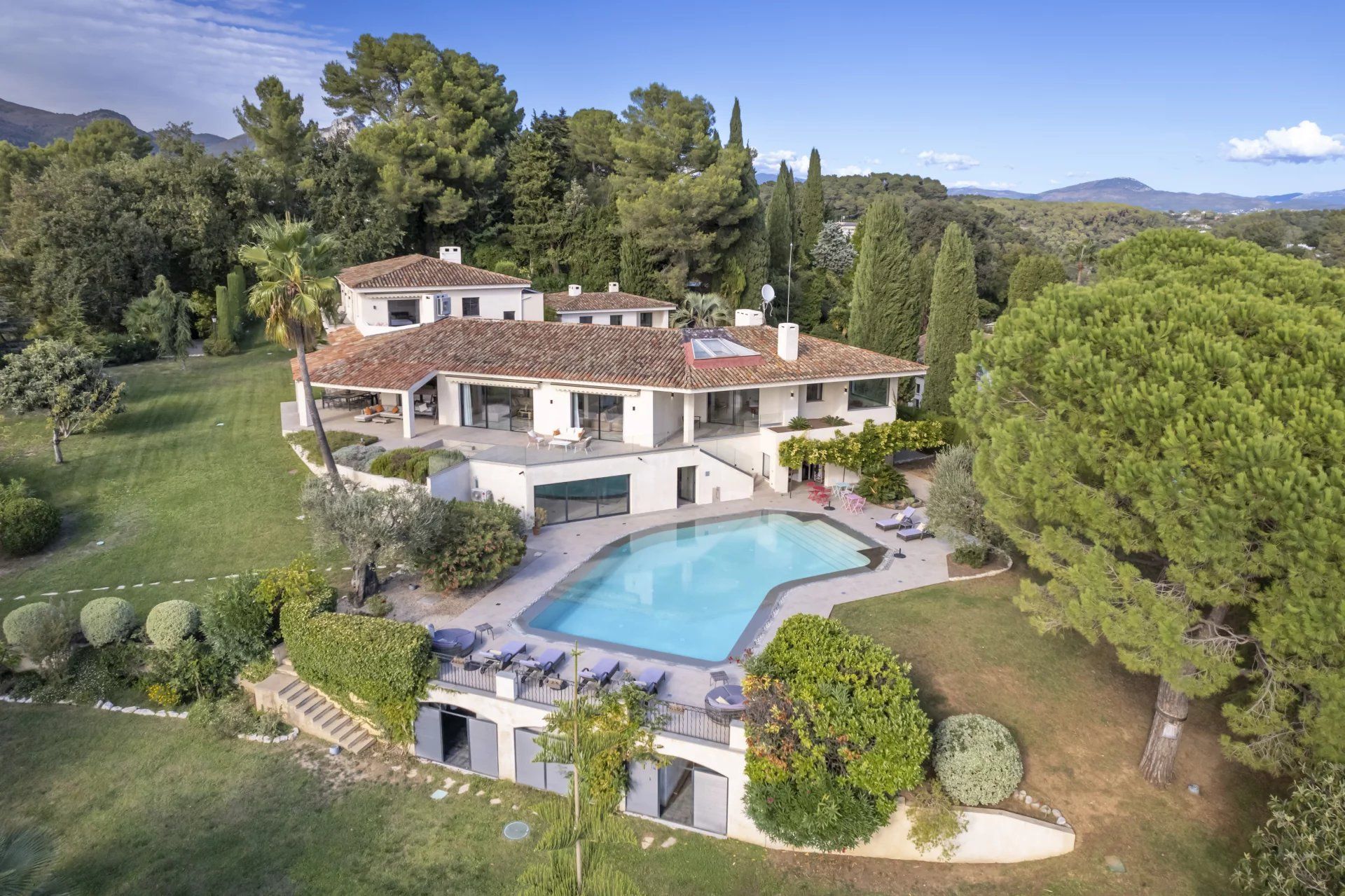 villa 15 Rooms for sale on Saint-Paul-de-Vence (06570)