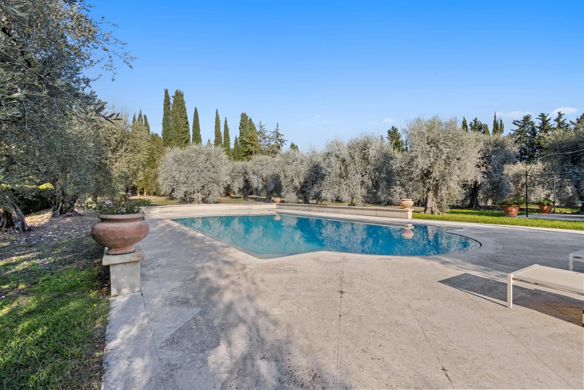 bastide 17 Pièces en vente sur Grasse (06130) Vente Bastide Grasse 17 Pièces 968 m²