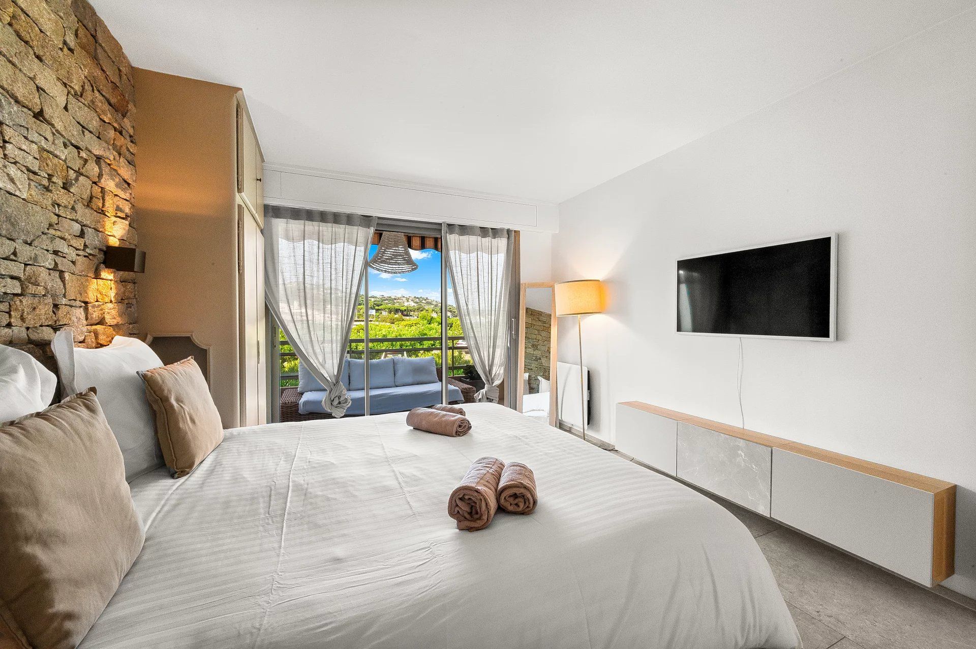 apartment 4 Rooms for sale on Saint-Tropez (83990)