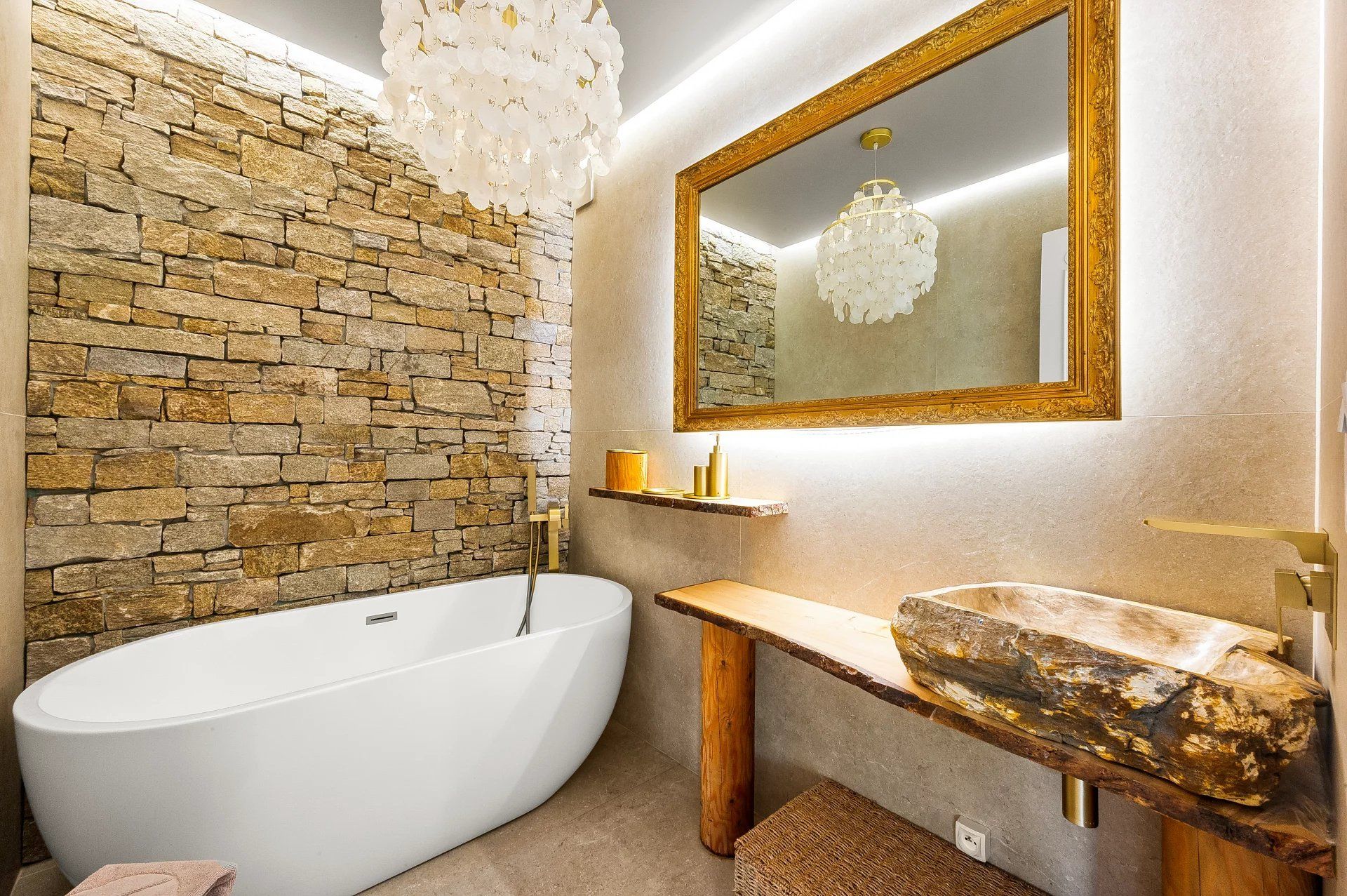 apartment 4 Rooms for sale on Saint-Tropez (83990)