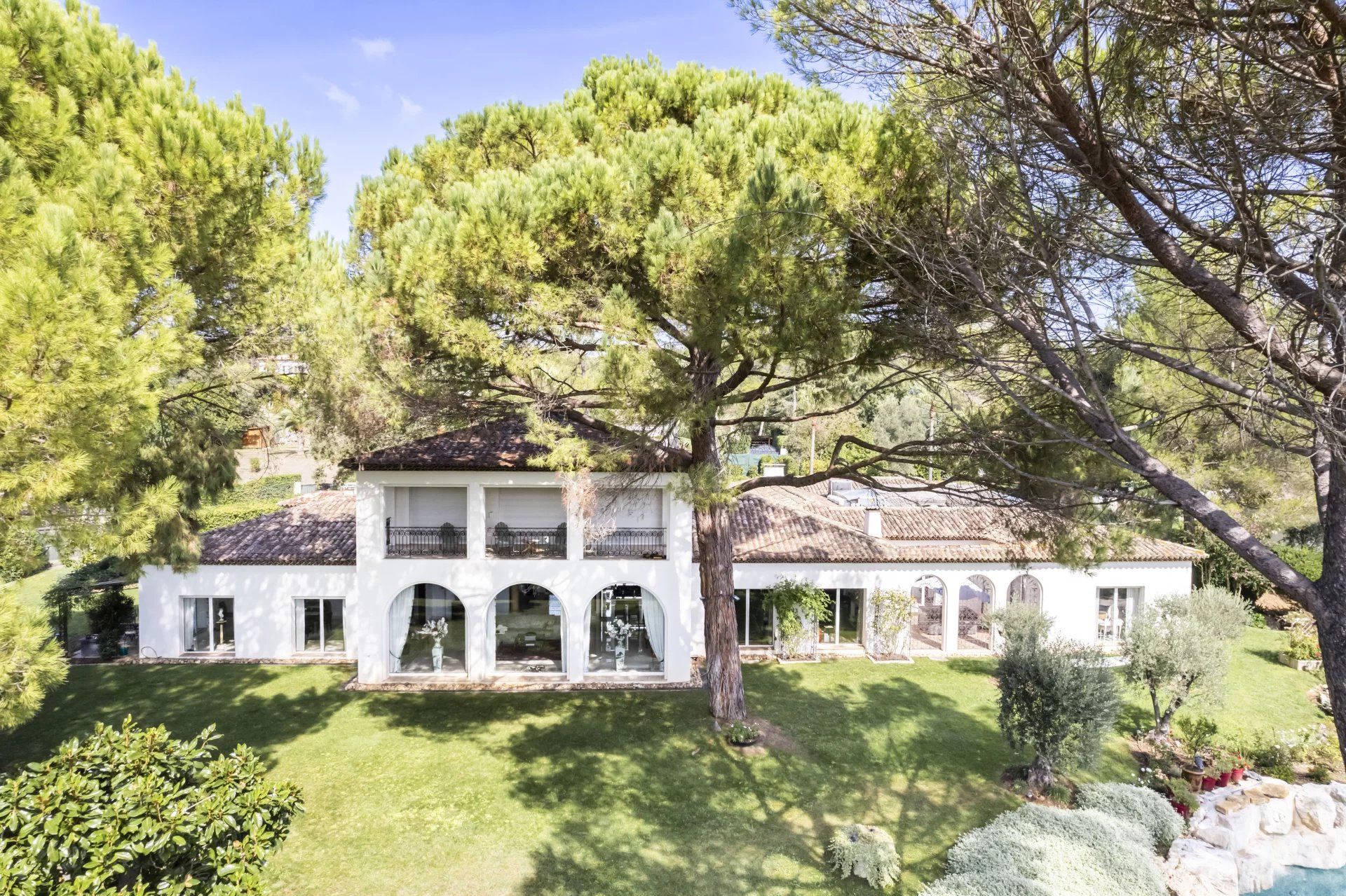 villa 12 Rooms for sale on Mougins (06250)