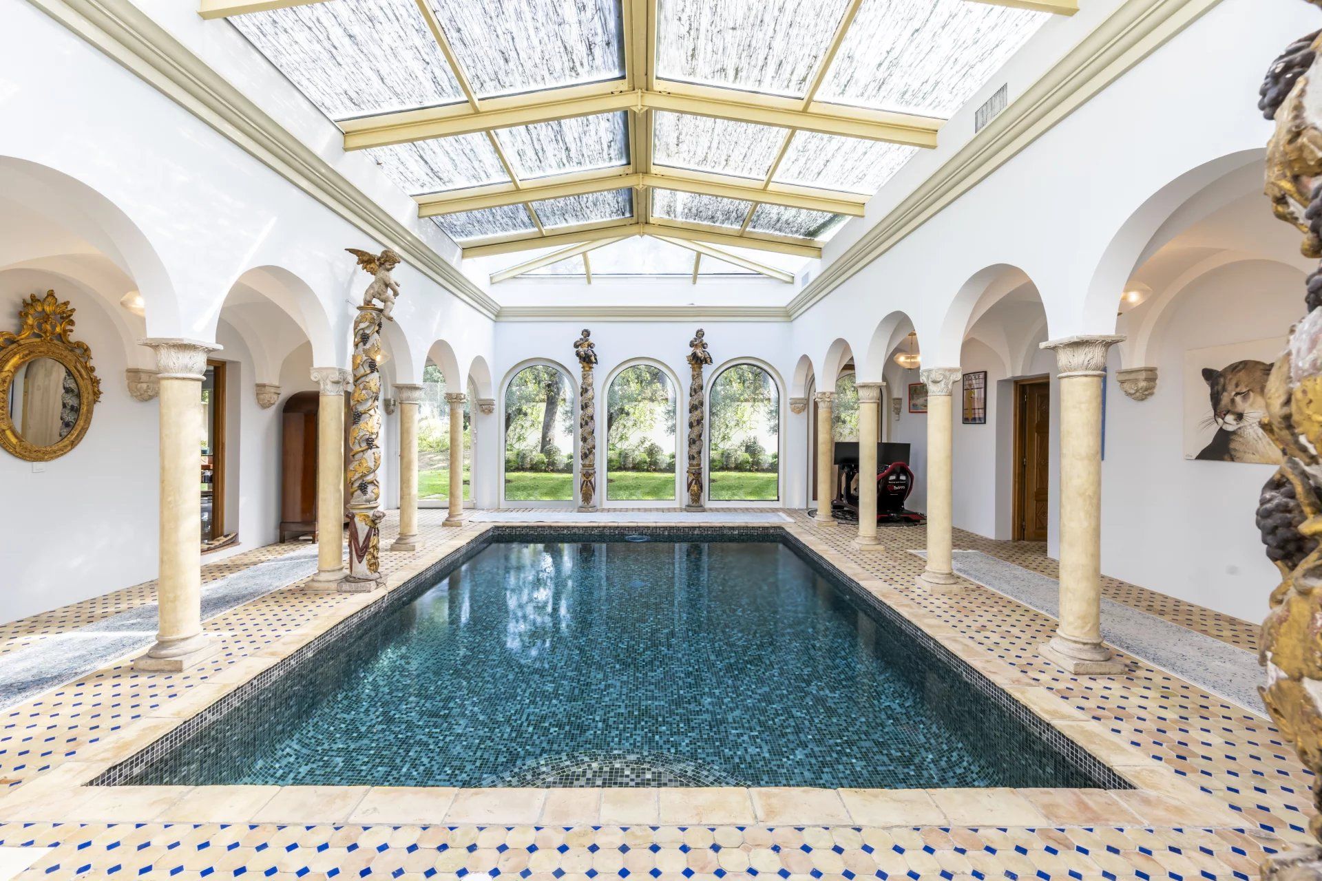 villa 12 Rooms for sale on Mougins (06250)