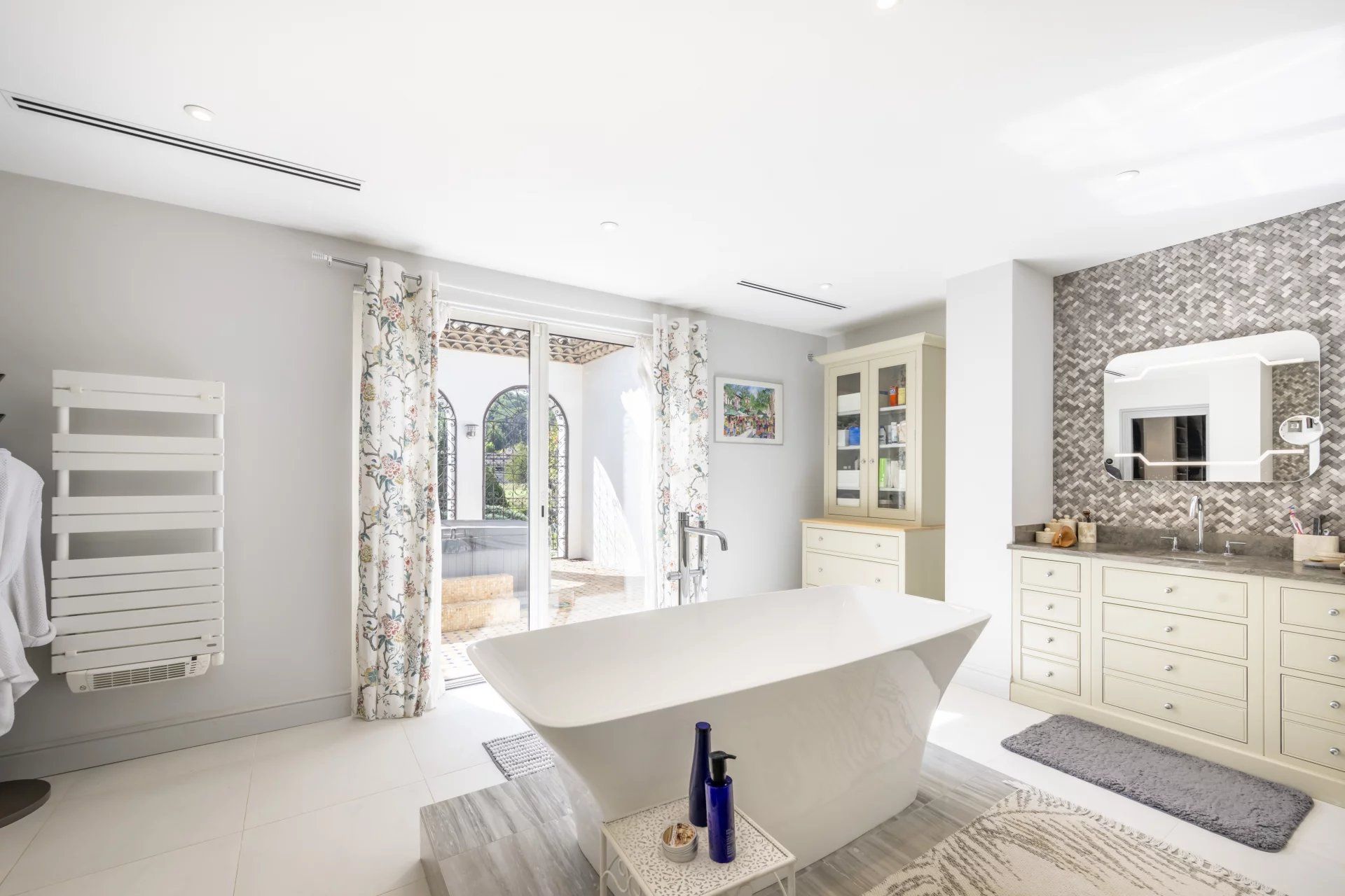 villa 12 Rooms for sale on Mougins (06250)